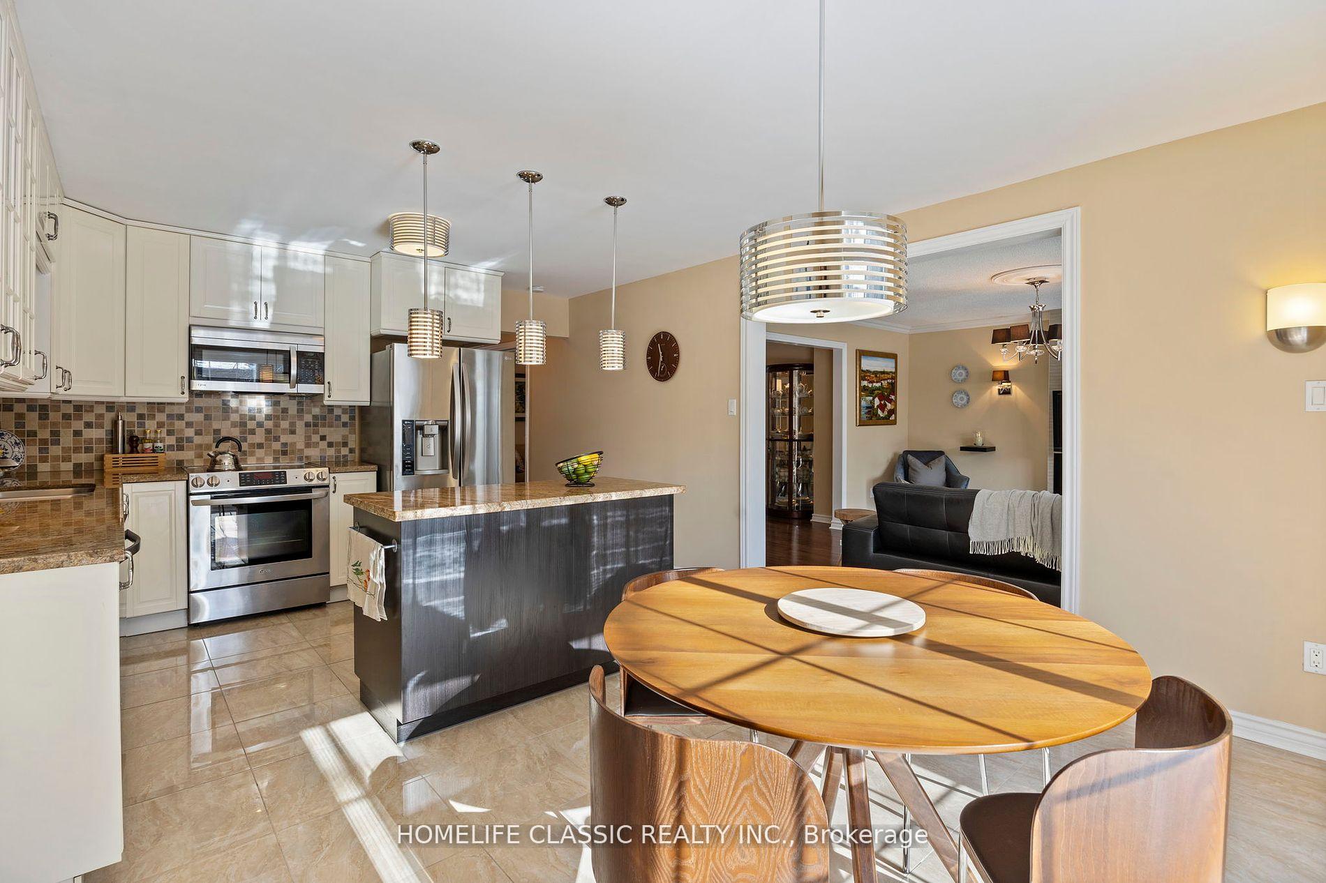 Photo 2 of 81 Pinewood Drive, Vaughan, Crestwood-Springfarm-Yorkhill — HOMEH