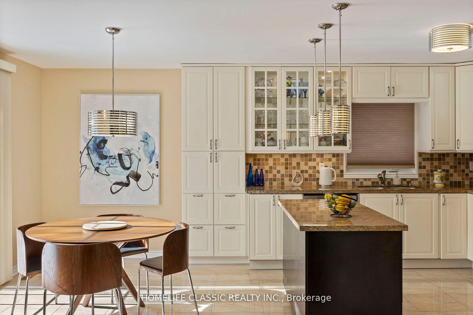 Photo 4 of 81 Pinewood Drive, Vaughan, Crestwood-Springfarm-Yorkhill — HOMEH