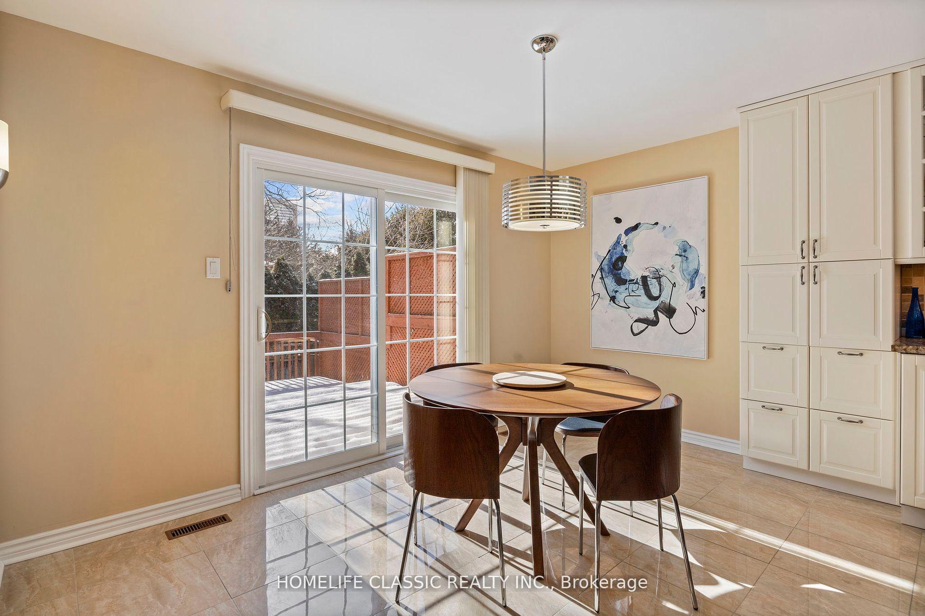 Photo 7 of 81 Pinewood Drive, Vaughan, Crestwood-Springfarm-Yorkhill — HOMEH