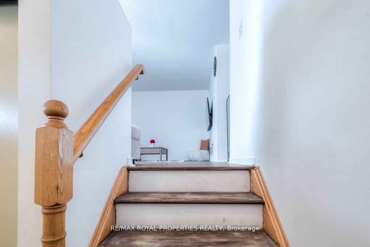 Photo 5 of 55 Abernethy Crescent, Clarington, Bowmanville — HOMEH