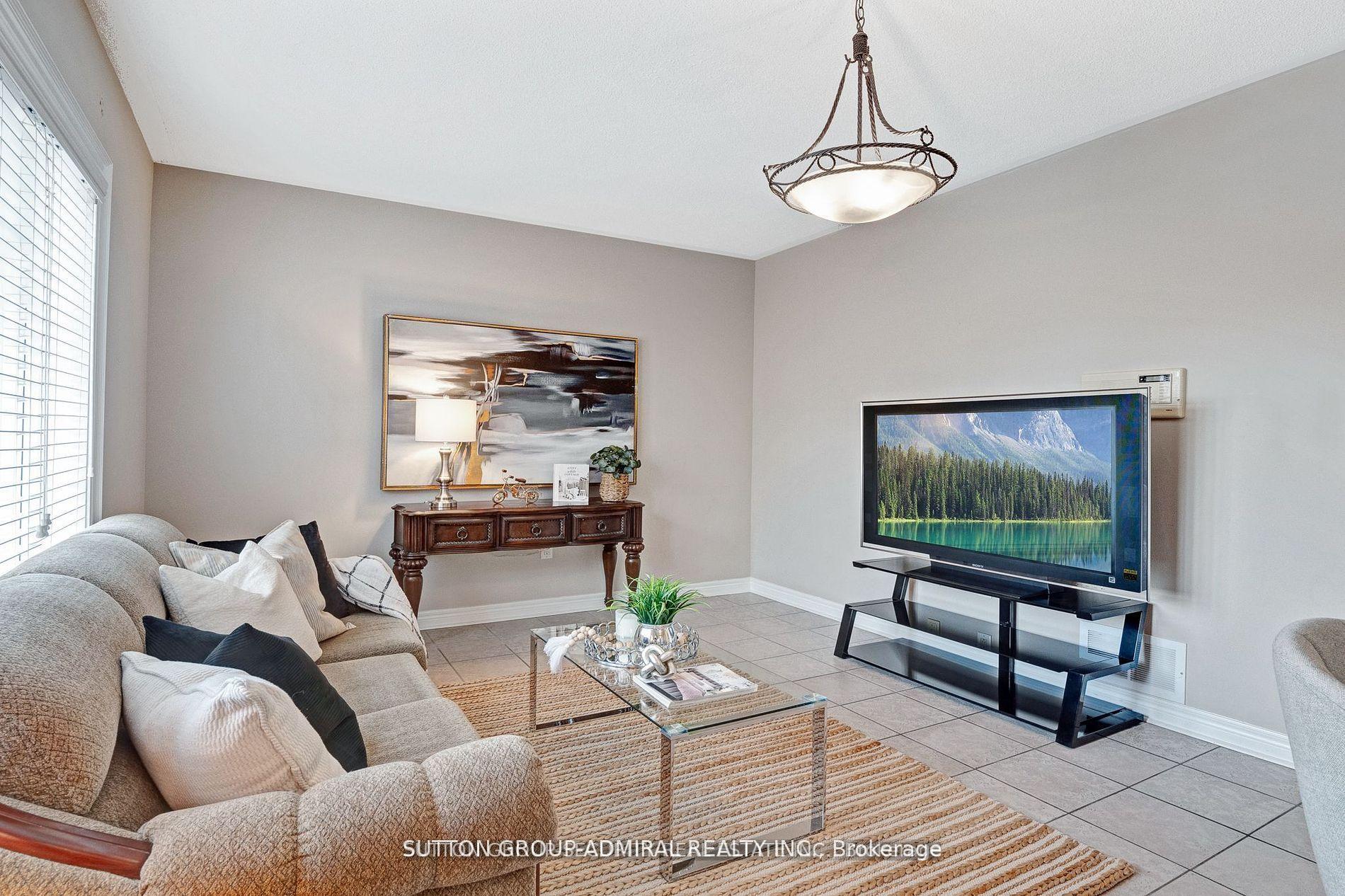 Photo 7 of 88 Klamath Court, Vaughan, Maple — HOMEH