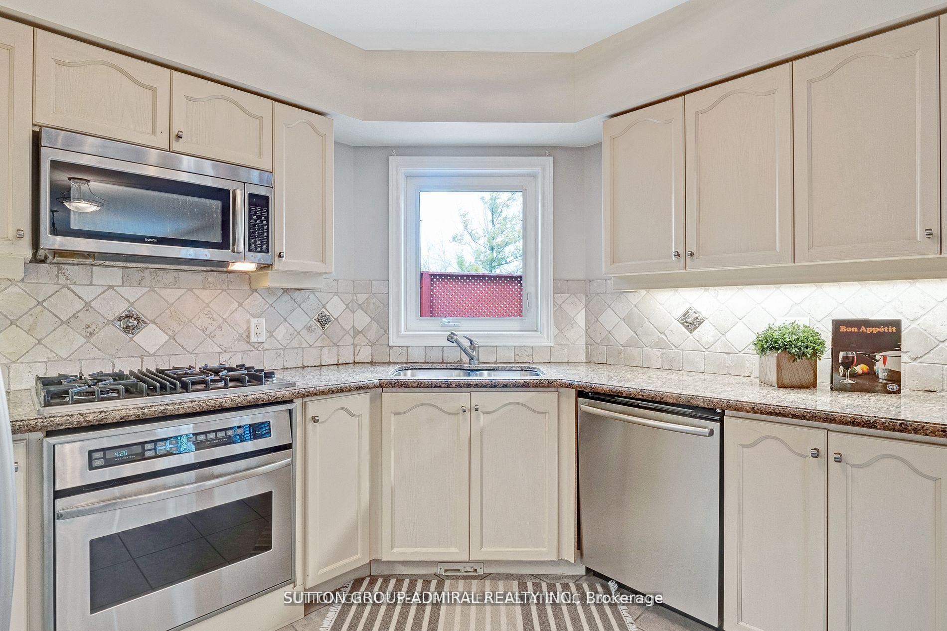 Photo 12 of 88 Klamath Court, Vaughan, Maple — HOMEH