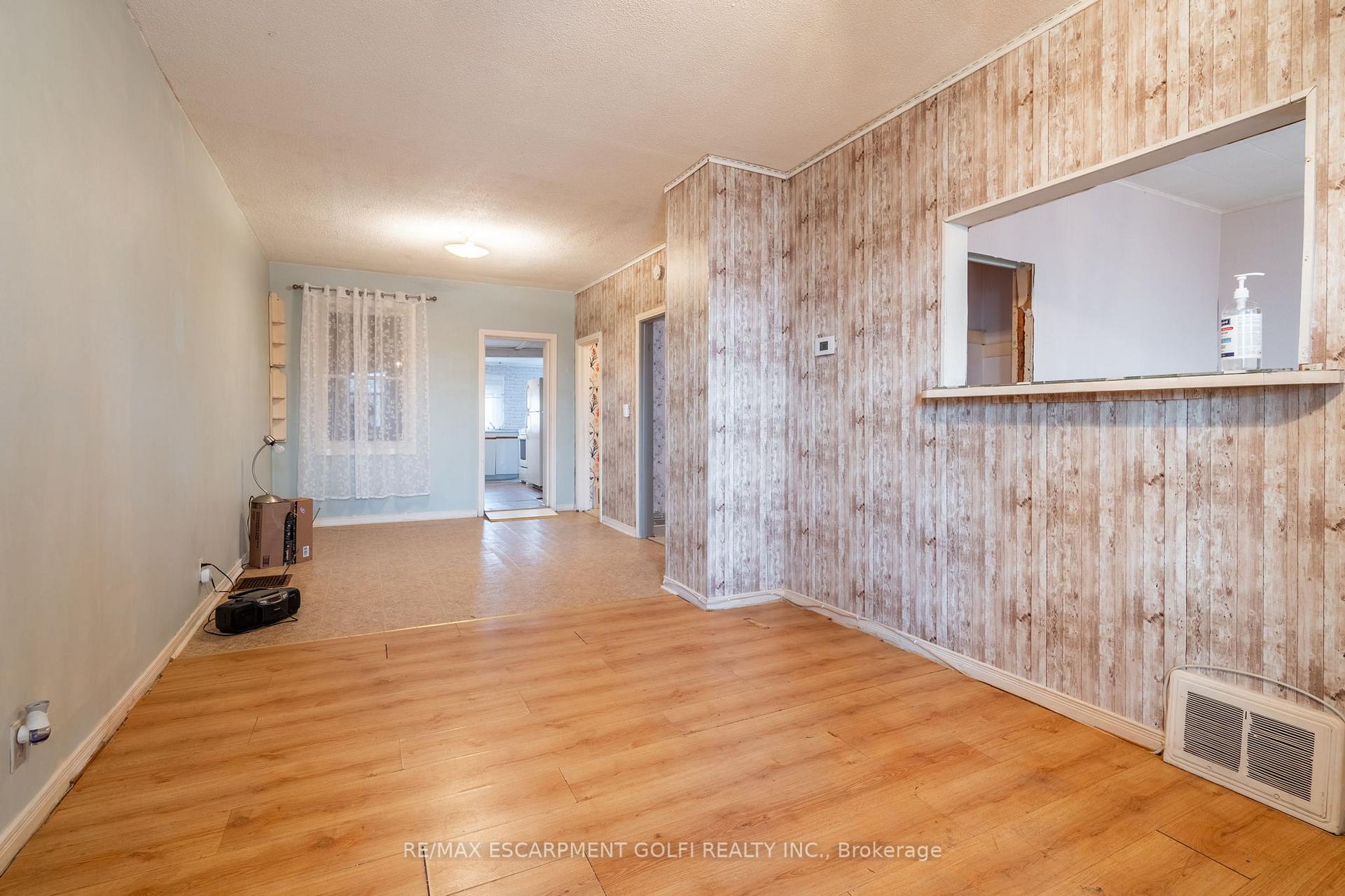 Photo 5 of 102 Newlands Avenue, Hamilton, Homeside — HOMEH