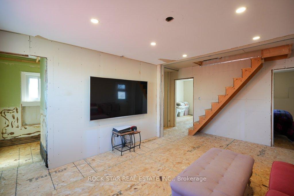 Photo 15 of 405 Upper Wentworth Street, Hamilton, Inch Park — HOMEH