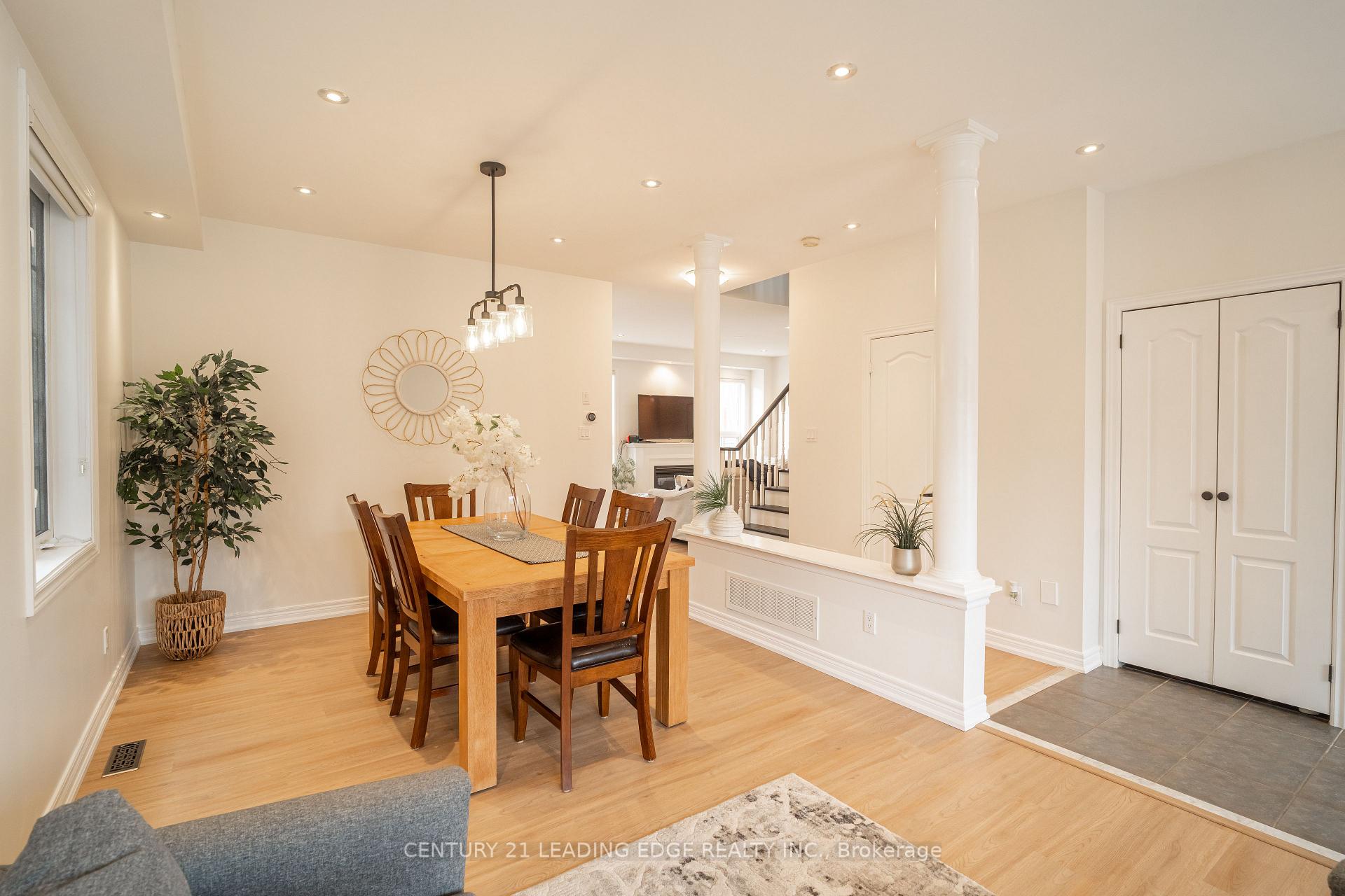 Photo 5 of 112 Watkins Glen Crescent, Aurora, Bayview Wellington — HOMEH