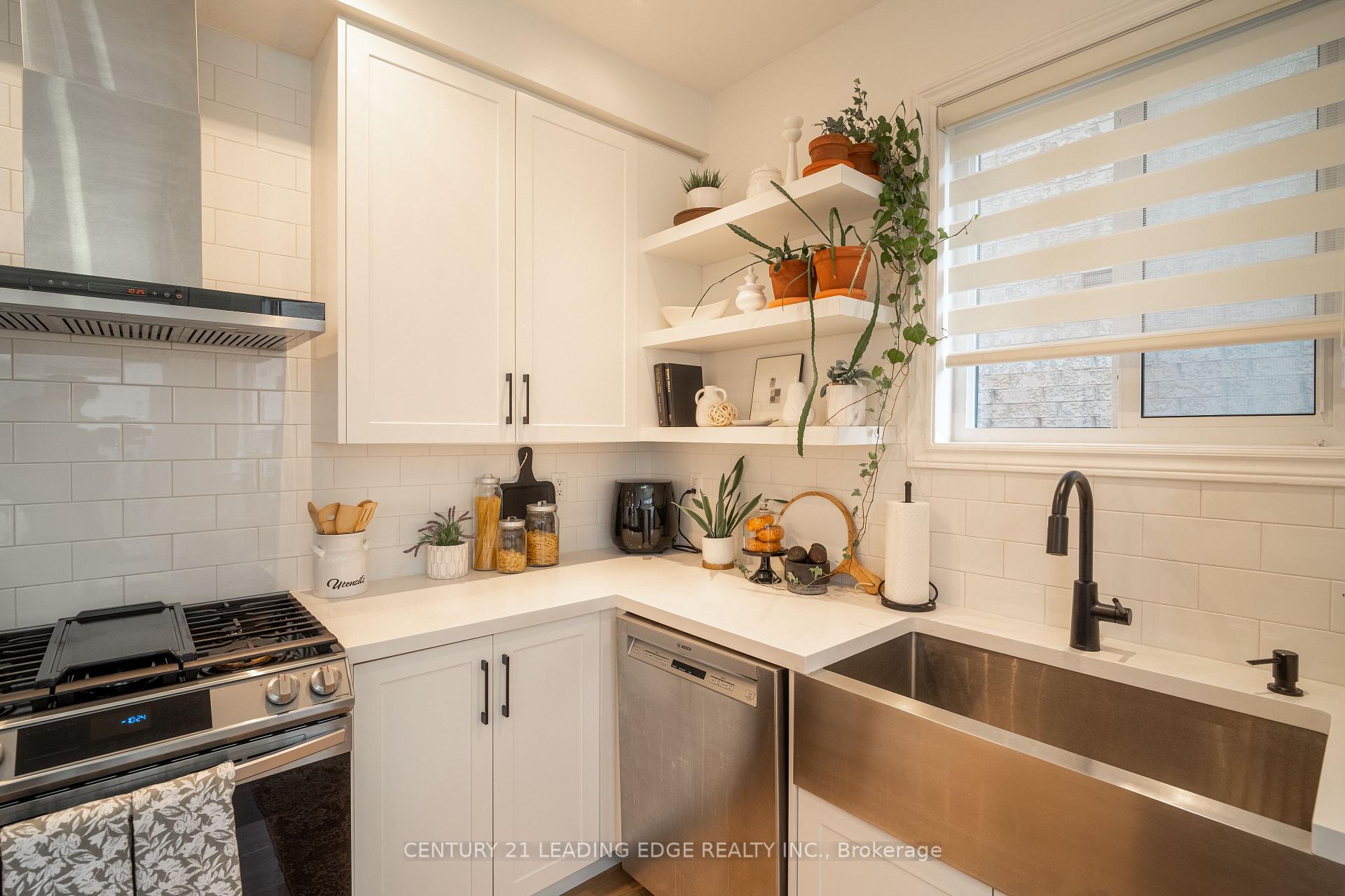 Photo 12 of 112 Watkins Glen Crescent, Aurora, Bayview Wellington — HOMEH