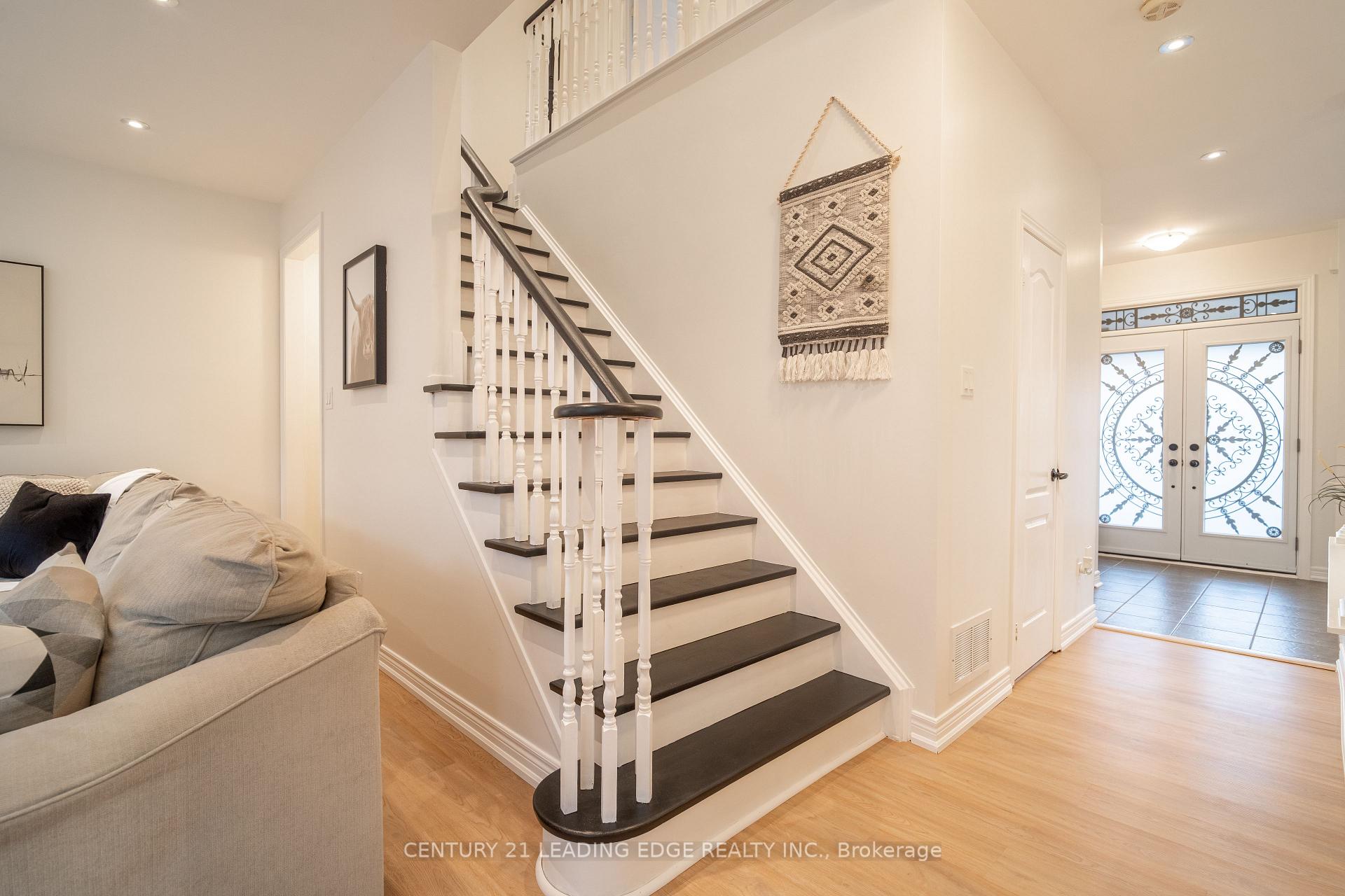 Photo 10 of 112 Watkins Glen Crescent, Aurora, Bayview Wellington — HOMEH