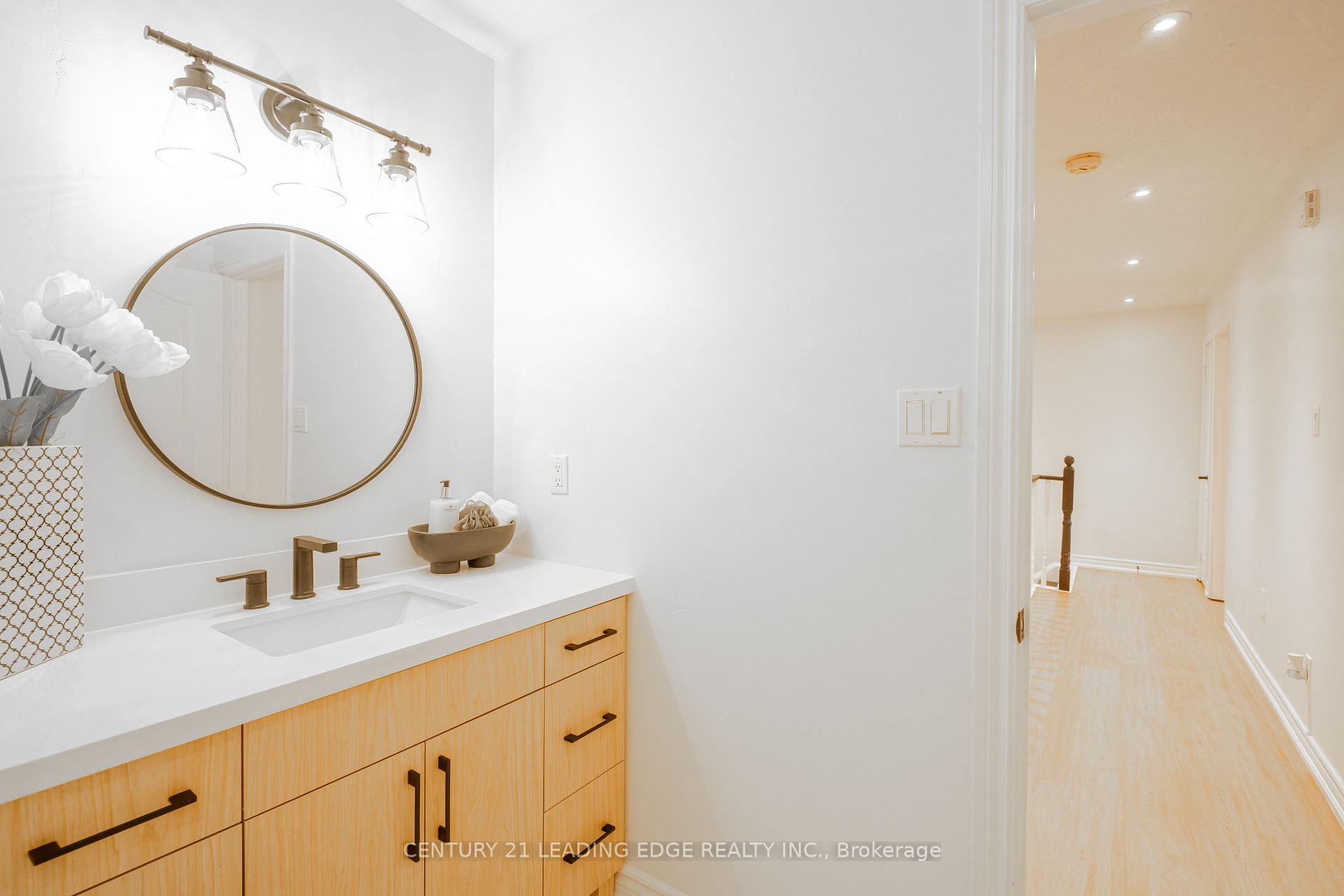 Photo 6 of 112 Watkins Glen Crescent, Aurora, Bayview Wellington — HOMEH