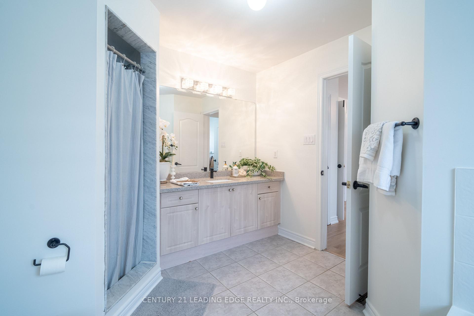 Photo 19 of 112 Watkins Glen Crescent, Aurora, Bayview Wellington — HOMEH