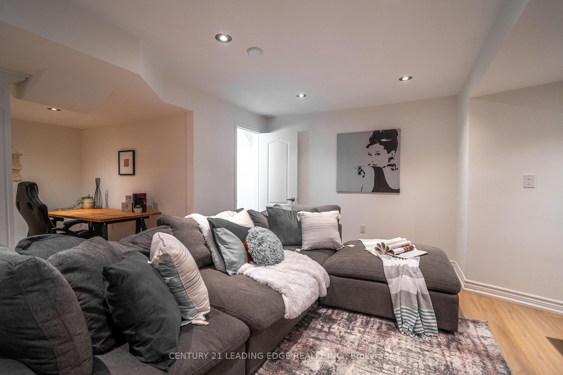 Photo 4 of 112 Watkins Glen Crescent, Aurora, Bayview Wellington — HOMEH