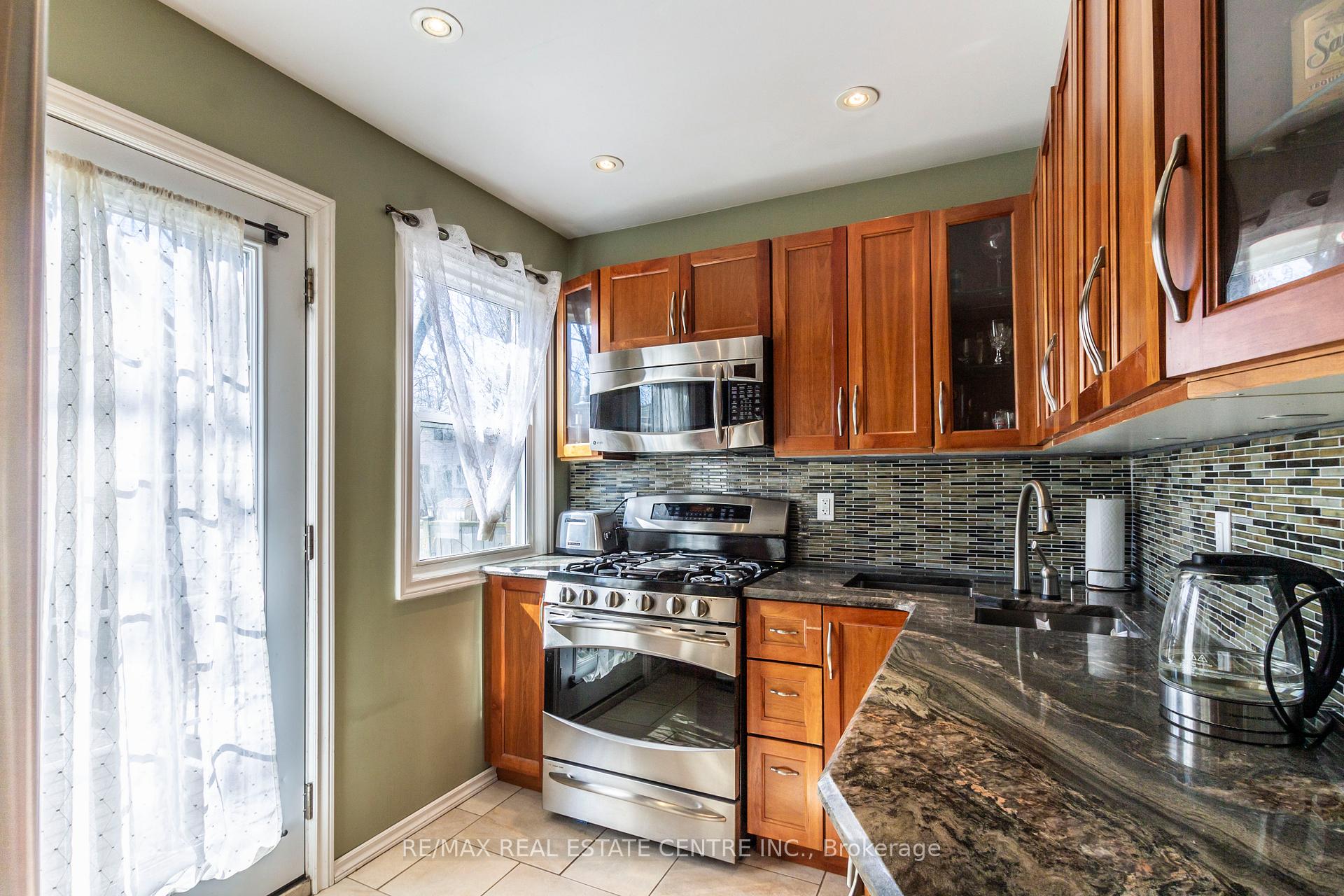 Photo 12 of 139 Barclay Street, Hamilton, Westdale — HOMEH