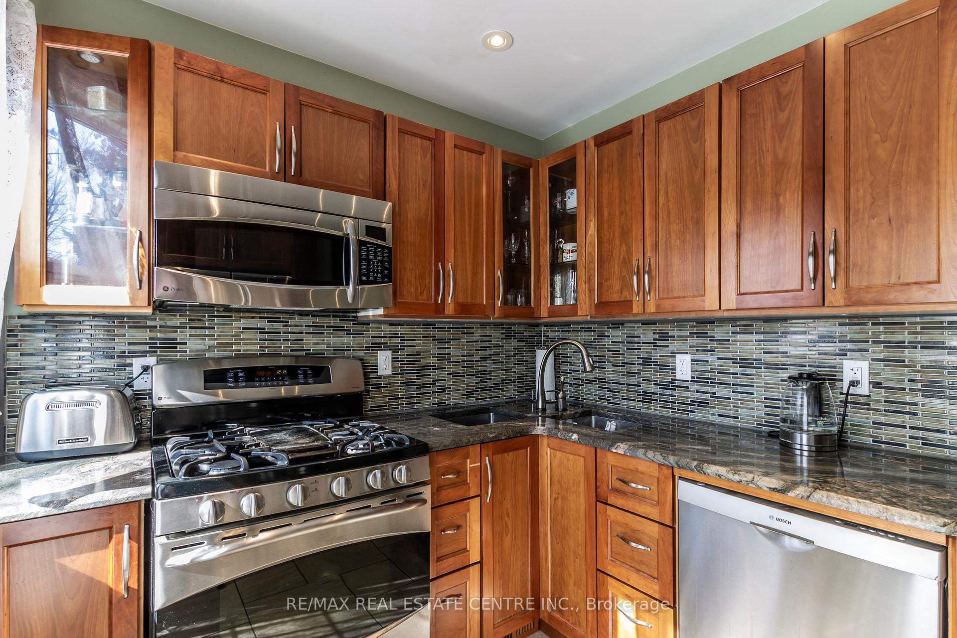 Photo 6 of 139 Barclay Street, Hamilton, Westdale — HOMEH