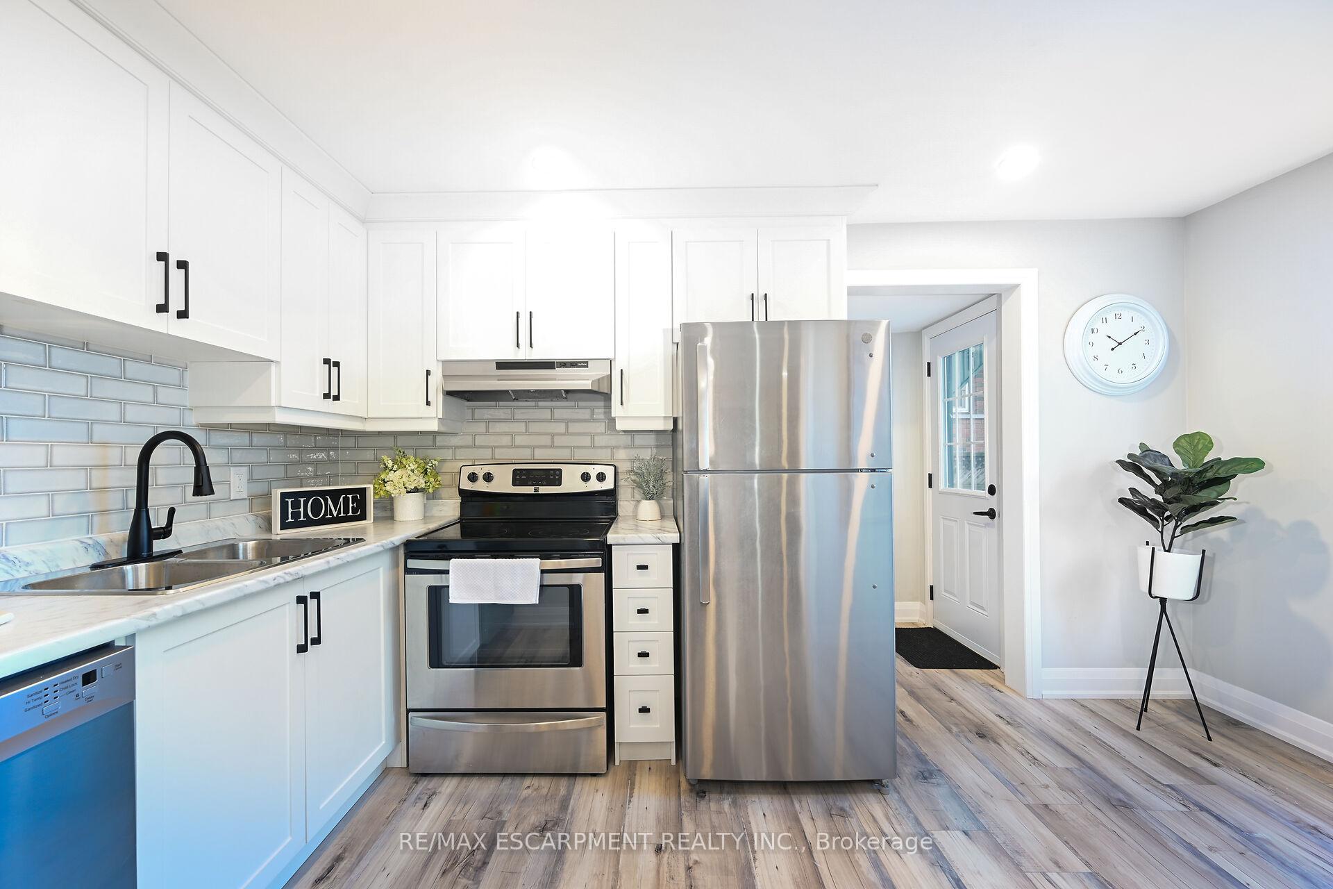 Photo 6 of 582 Roxborough Avenue, Hamilton, Normanhurst — HOMEH