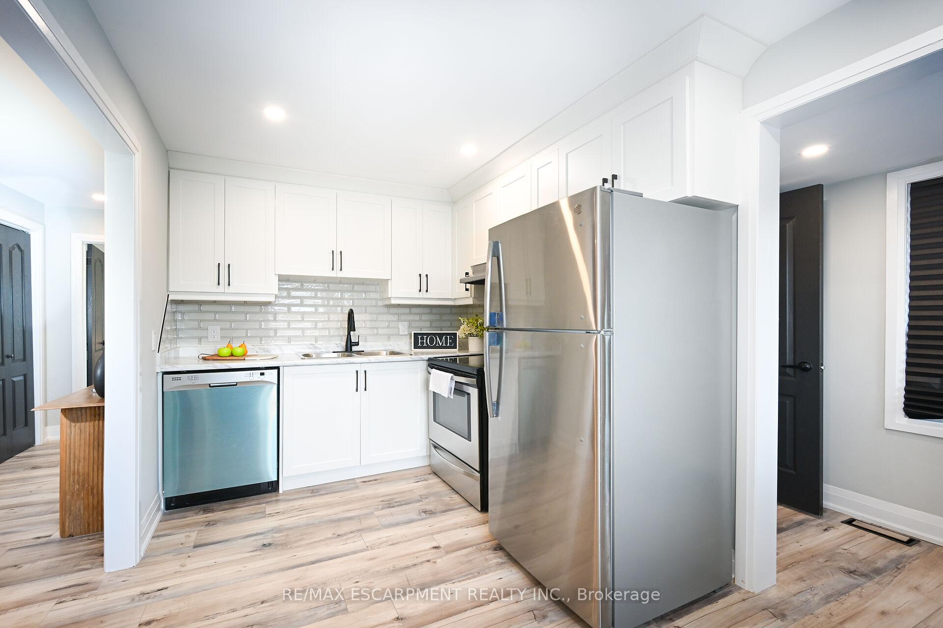 Photo 4 of 582 Roxborough Avenue, Hamilton, Normanhurst — HOMEH