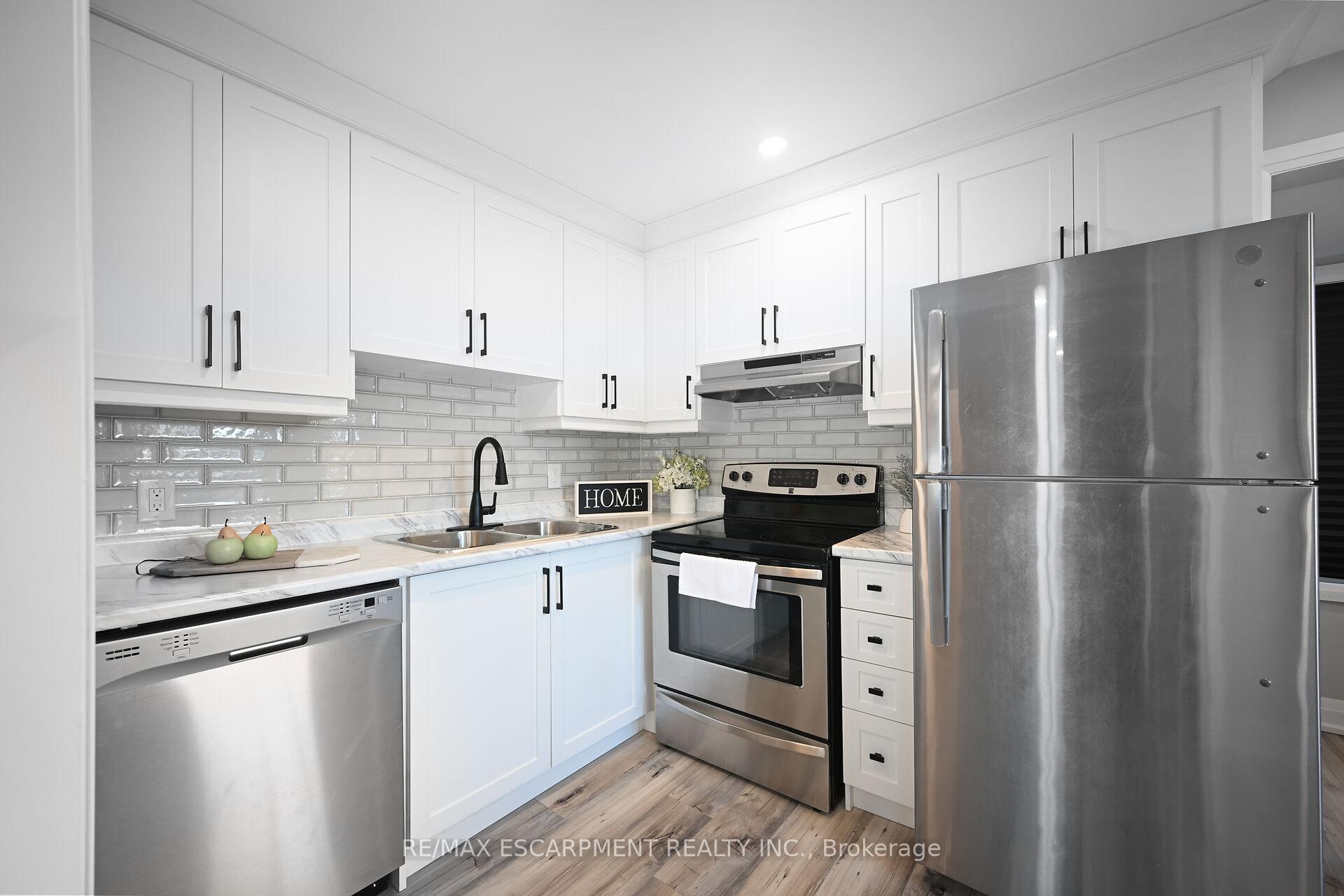 Photo 9 of 582 Roxborough Avenue, Hamilton, Normanhurst — HOMEH