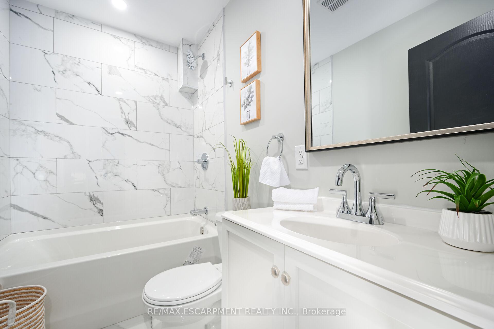 Photo 10 of 582 Roxborough Avenue, Hamilton, Normanhurst — HOMEH