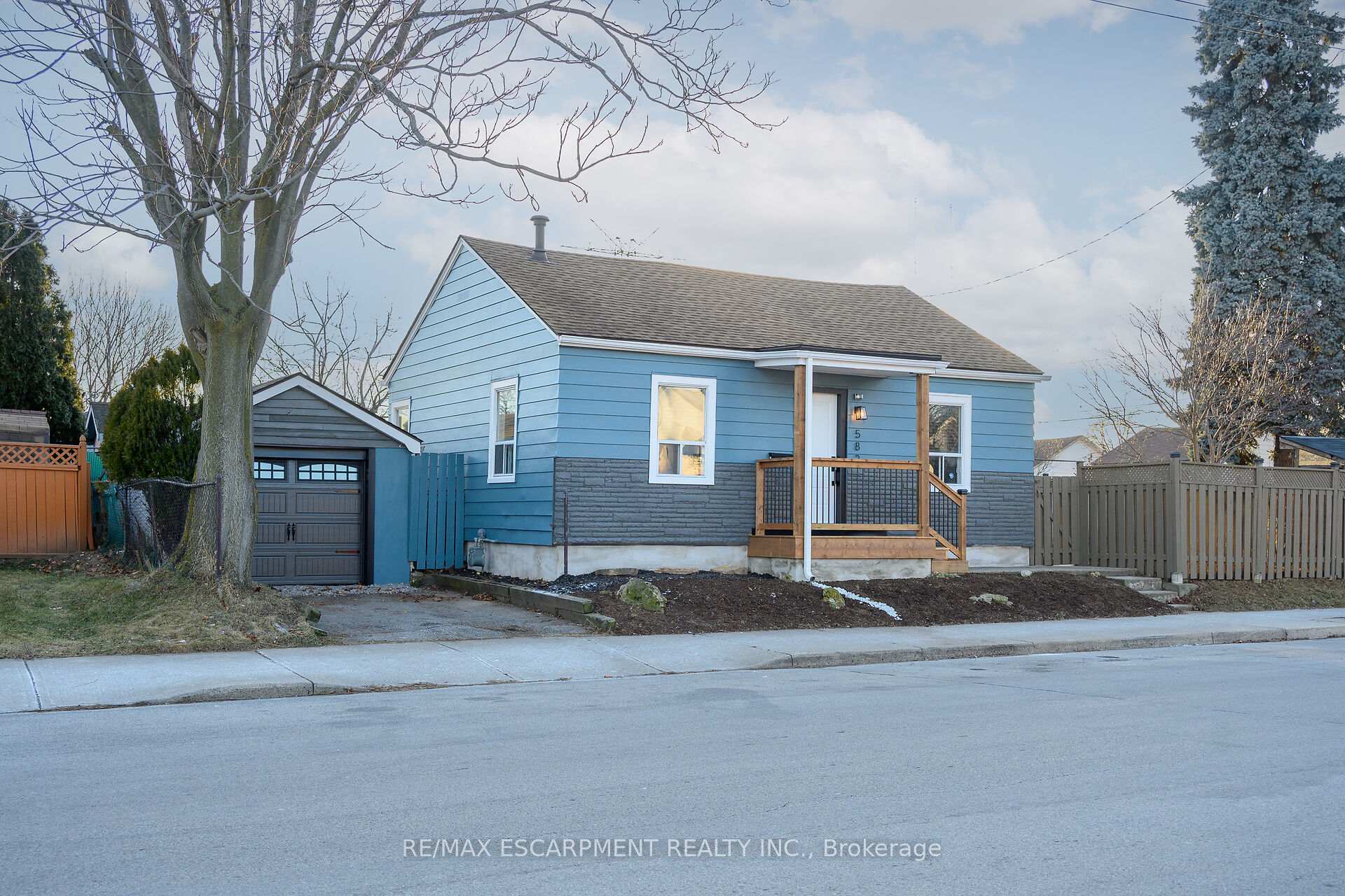 Photo 33 of 582 Roxborough Avenue, Hamilton, Normanhurst — HOMEH