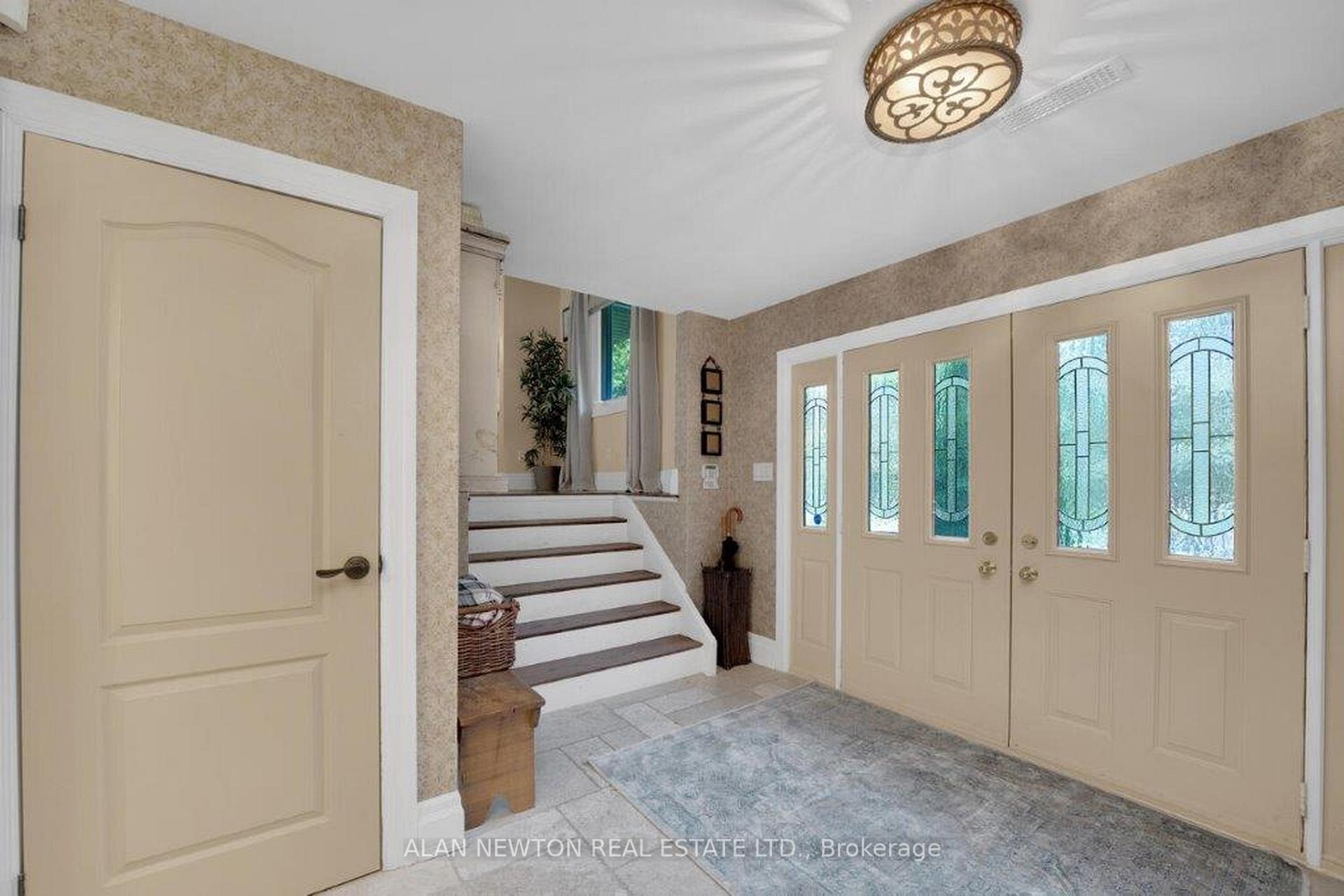 Photo 10 of 45 King View Crescent, King, King City — HOMEH