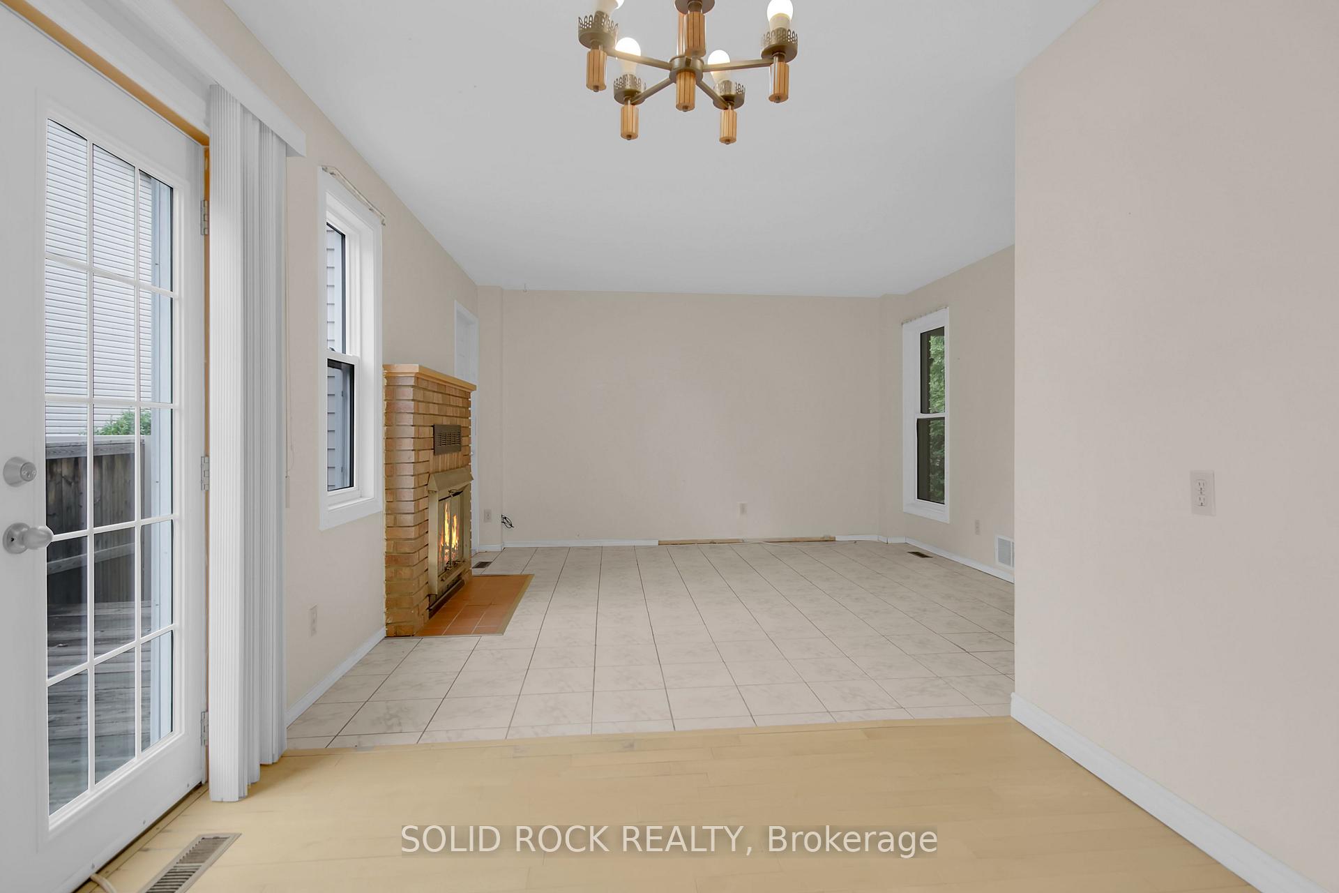 Photo 4 of 1429 Prestone Drive, Ottawa, Bilberry Creek/Queenswood Heights — HOMEH