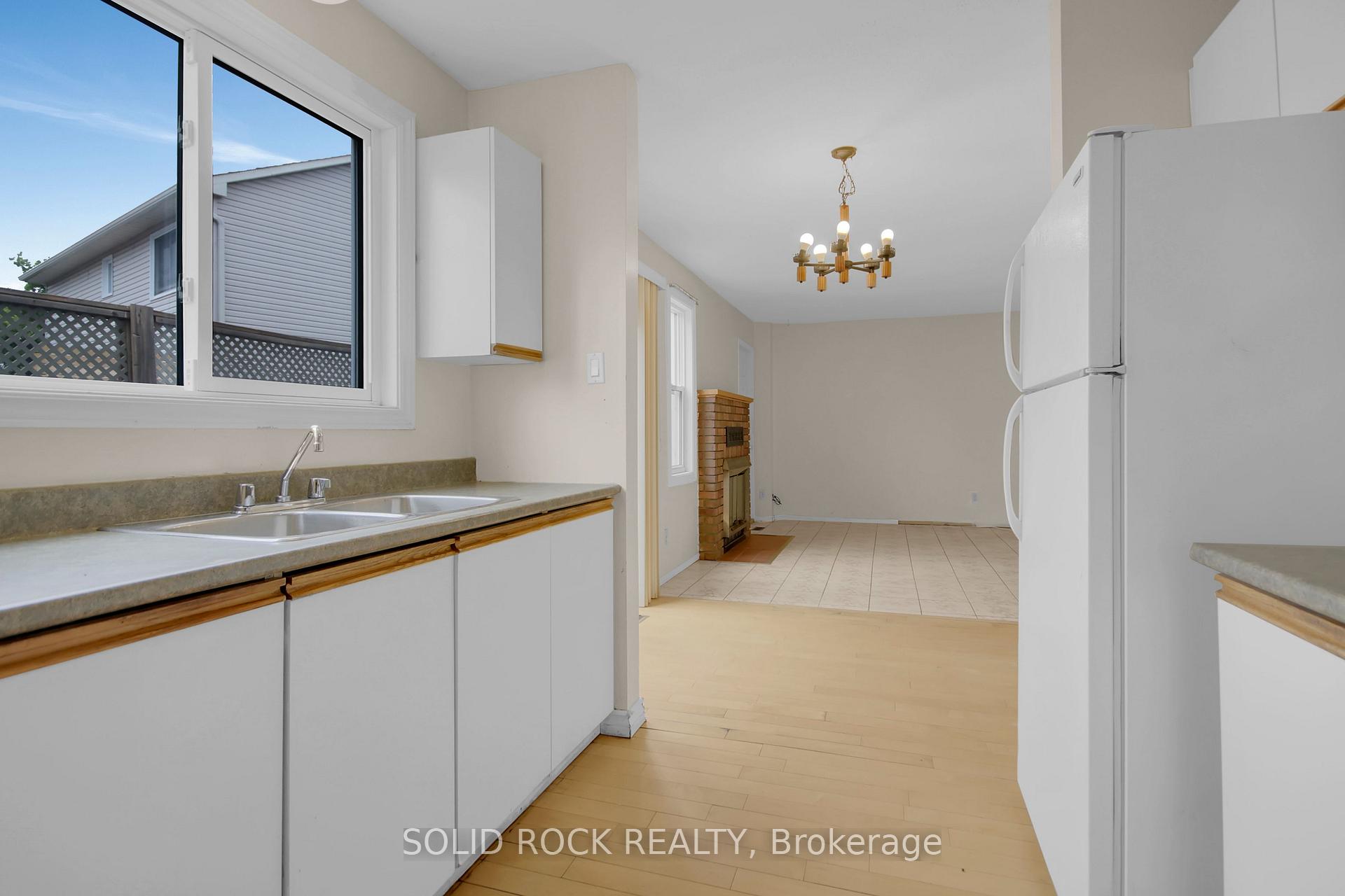 Photo 3 of 1429 Prestone Drive, Ottawa, Bilberry Creek/Queenswood Heights — HOMEH
