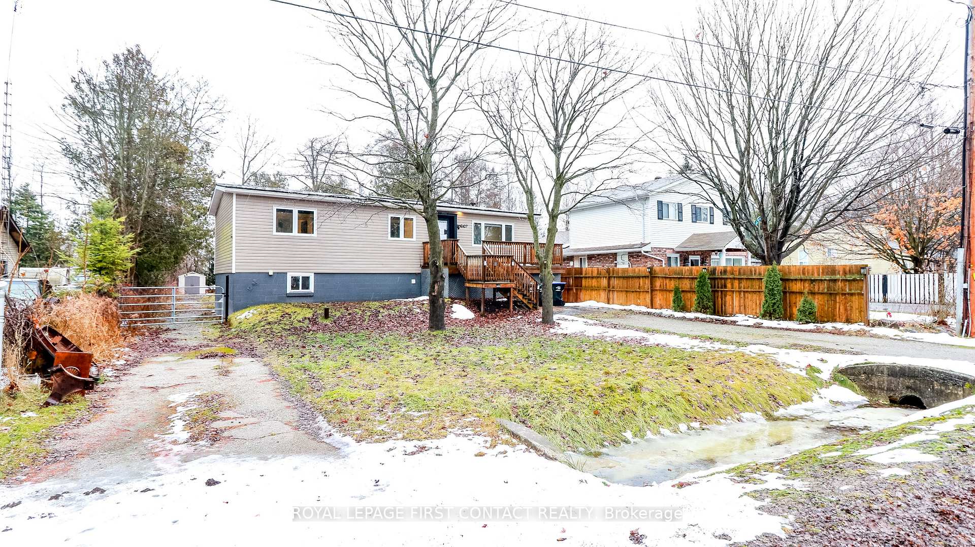 Photo 3 of 2427 Wallace Avenue, Innisfil, Alcona — HOMEH