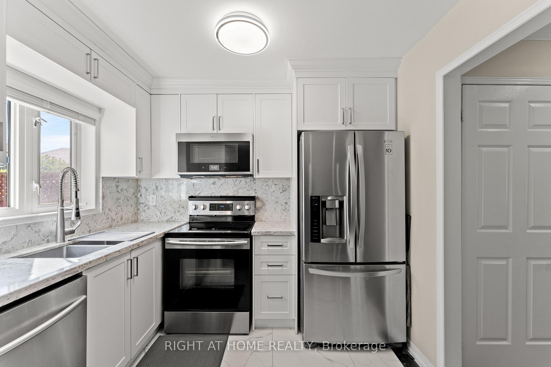 Photo 3 of 115 Ferncliffe Crescent, Markham, Cedarwood — HOMEH