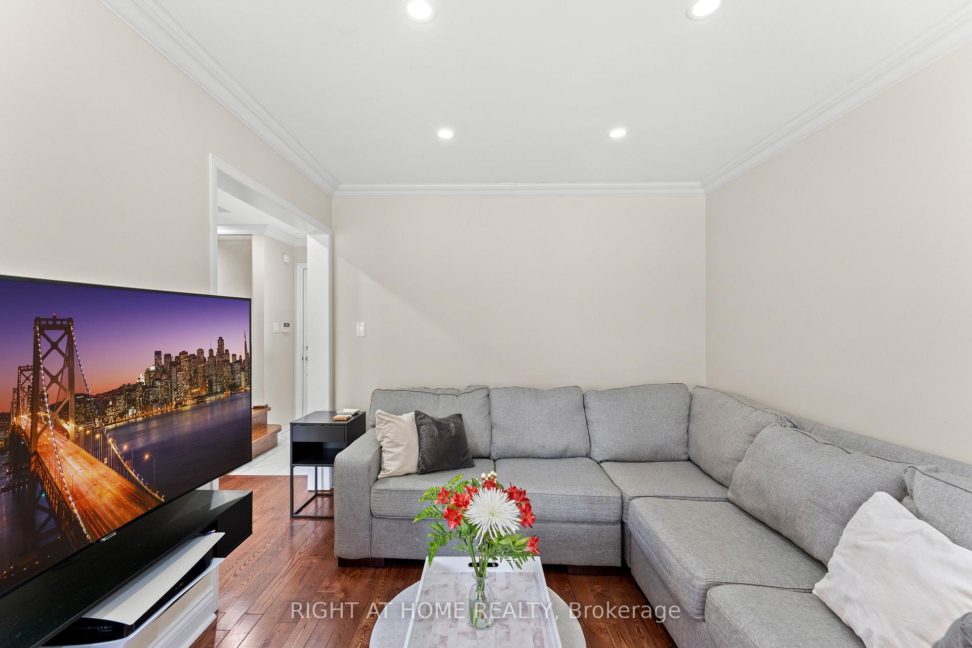 Photo 9 of 115 Ferncliffe Crescent, Markham, Cedarwood — HOMEH