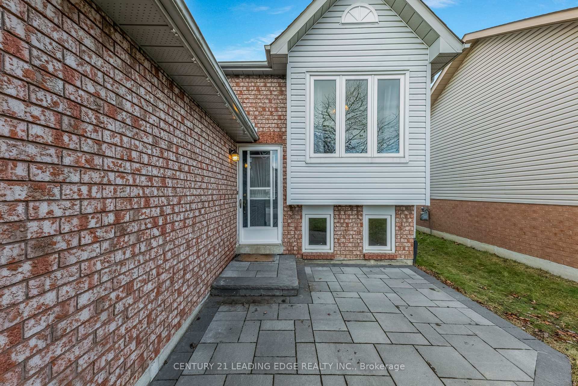 Photo 6 of 46 Fenwick Avenue, Clarington, Bowmanville — HOMEH