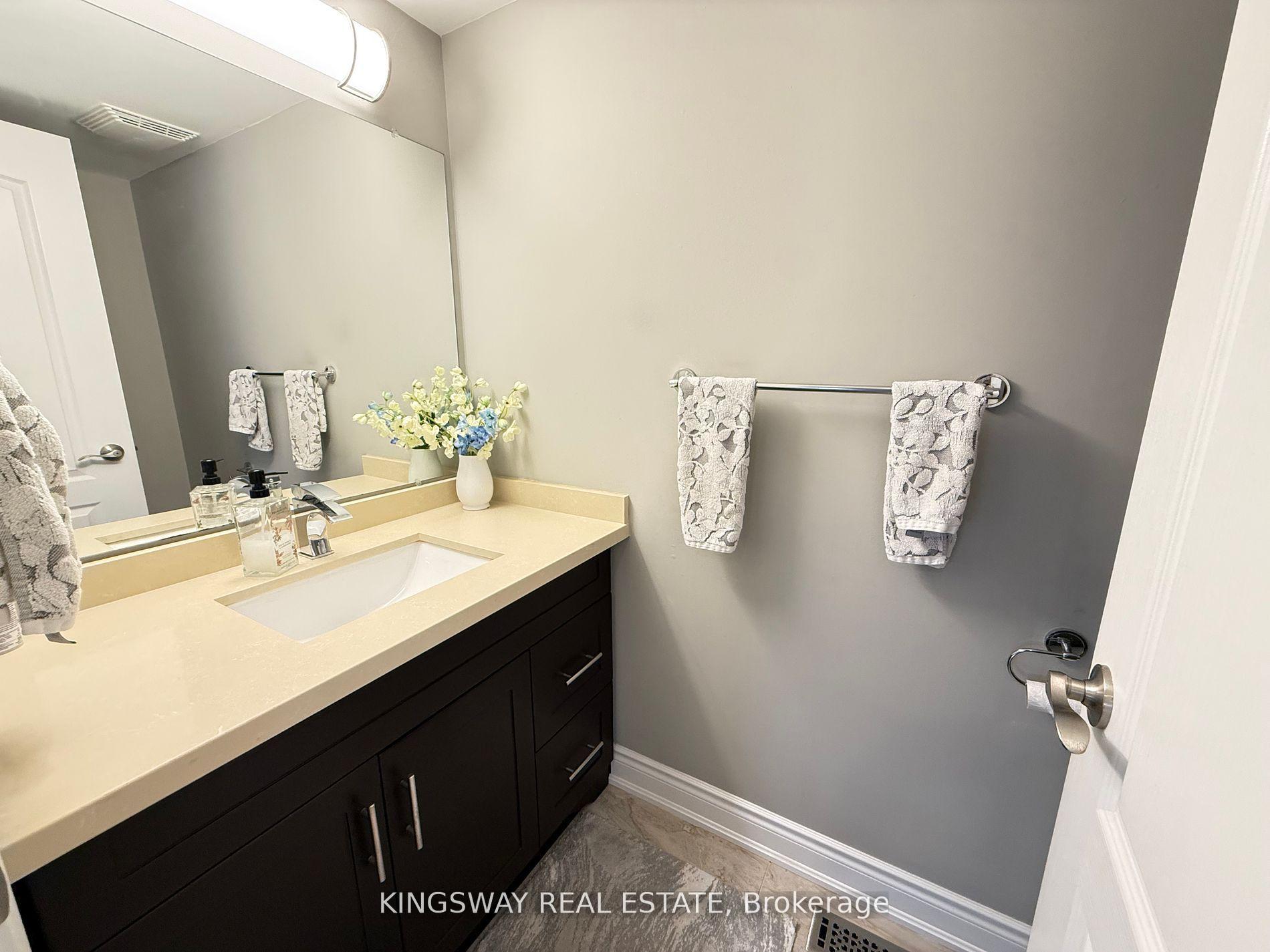 Photo 2 of 49 Farncomb Crescent, Clarington, Bowmanville — HOMEH