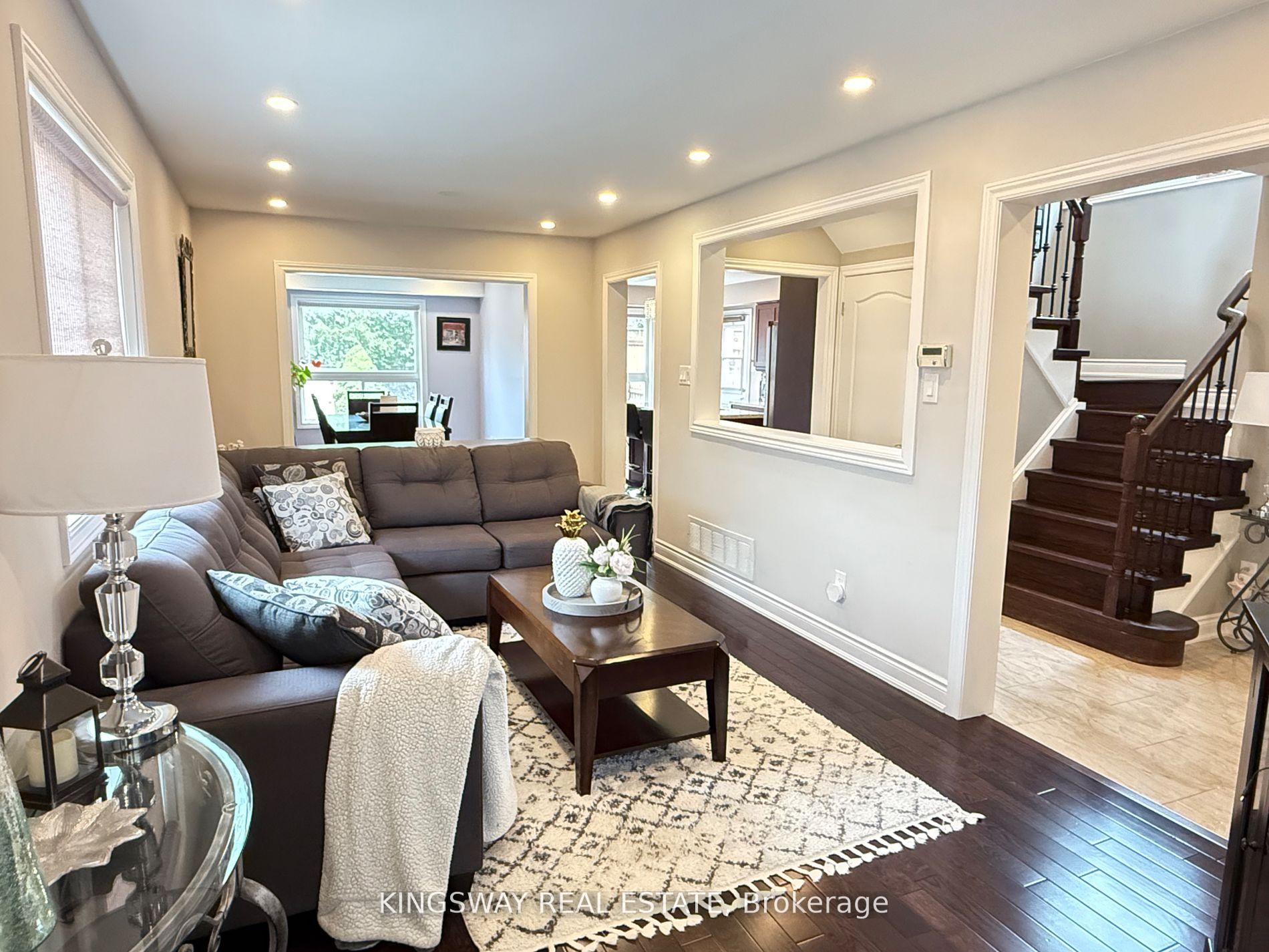 Photo 5 of 49 Farncomb Crescent, Clarington, Bowmanville — HOMEH