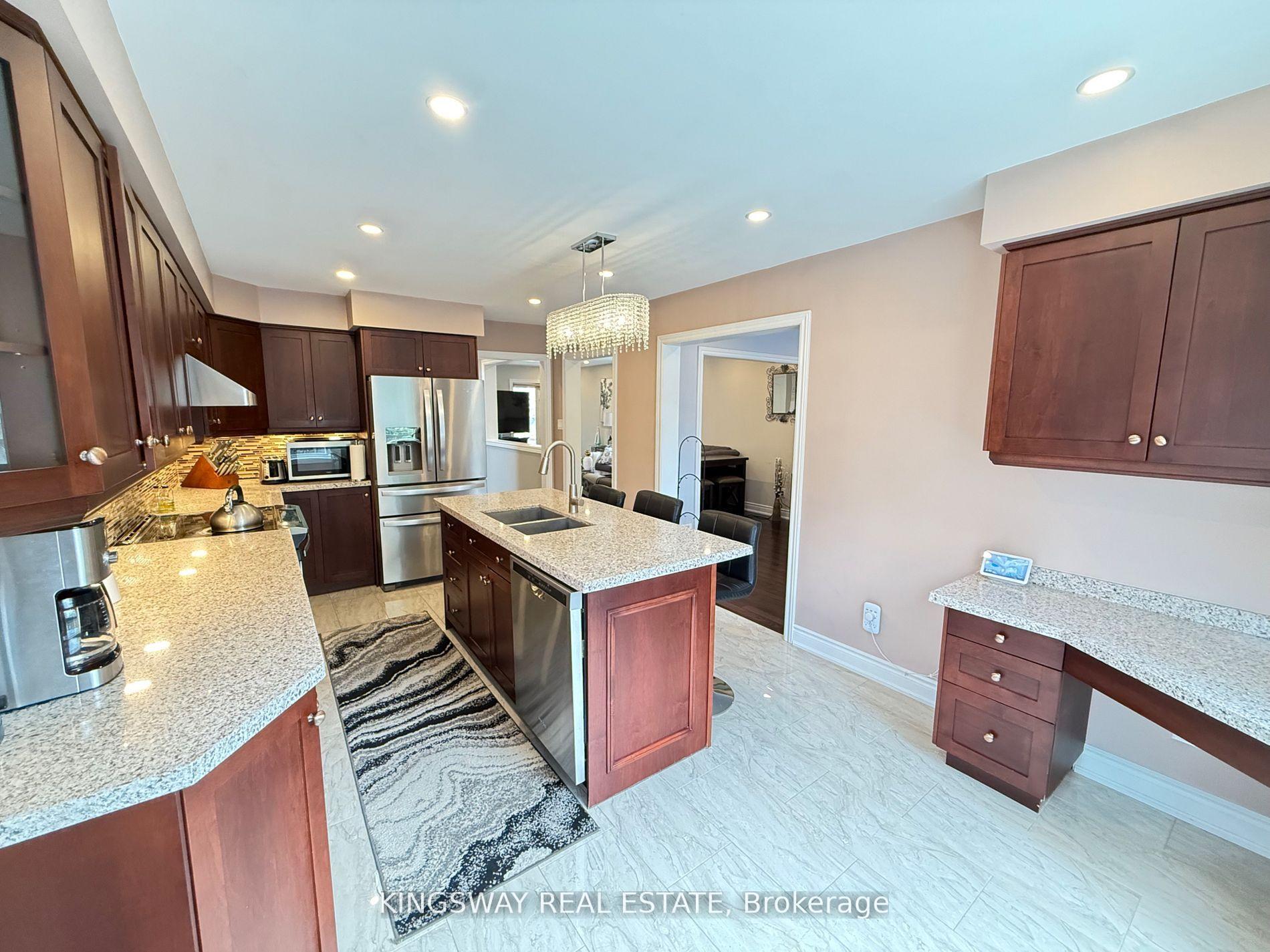 Photo 4 of 49 Farncomb Crescent, Clarington, Bowmanville — HOMEH
