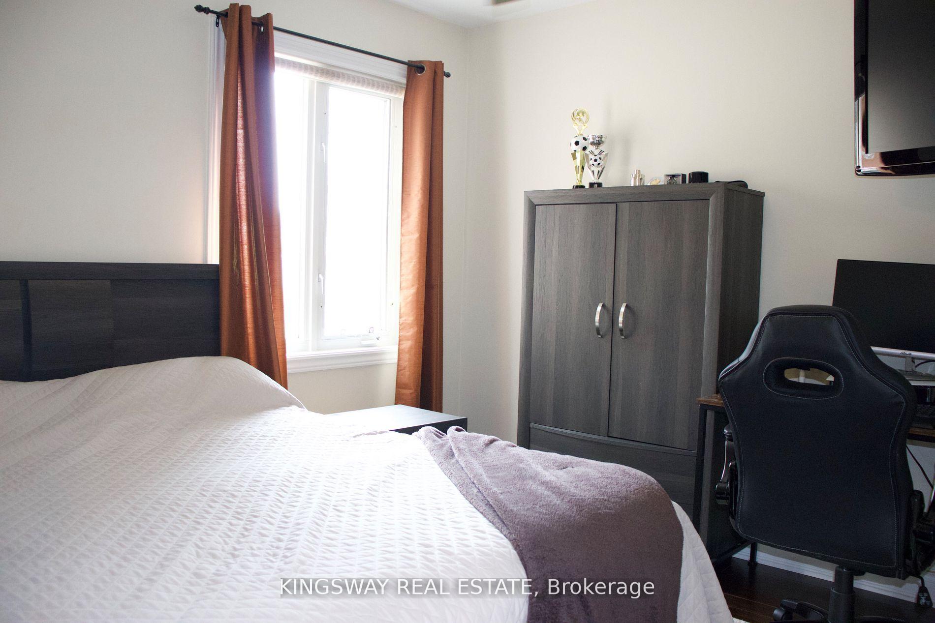 Photo 8 of 49 Farncomb Crescent, Clarington, Bowmanville — HOMEH