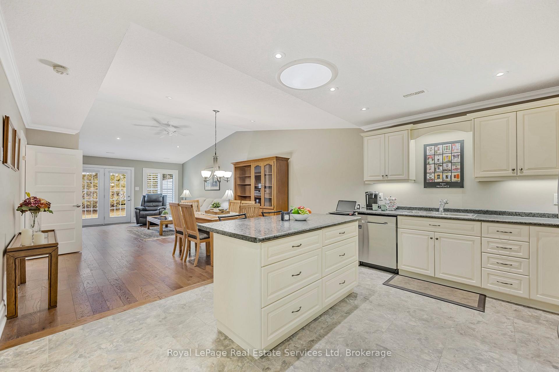 Photo 2 of 39 Clover Crescent, Wasaga Beach — HOMEH