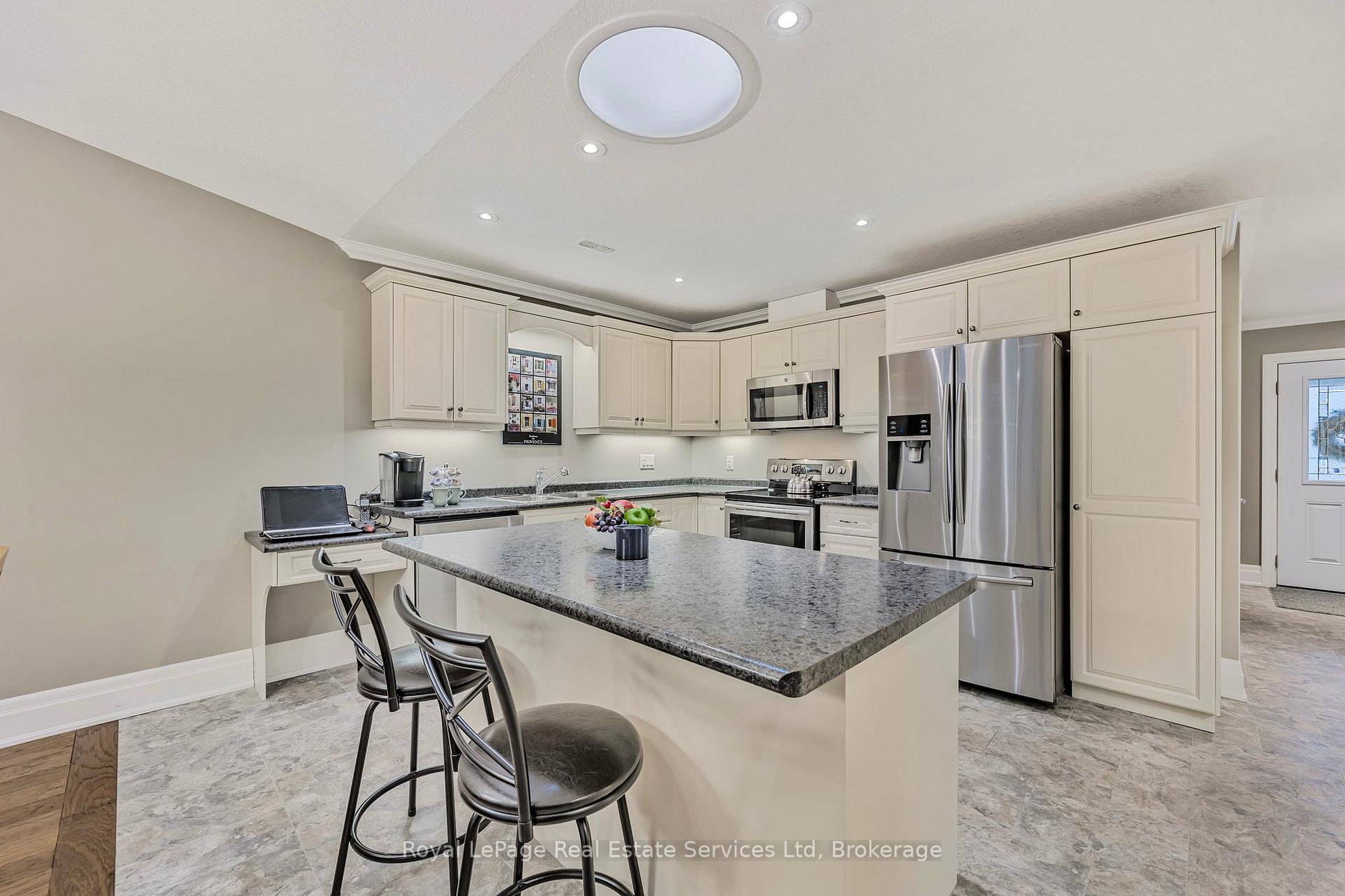 Photo 17 of 39 Clover Crescent, Wasaga Beach — HOMEH