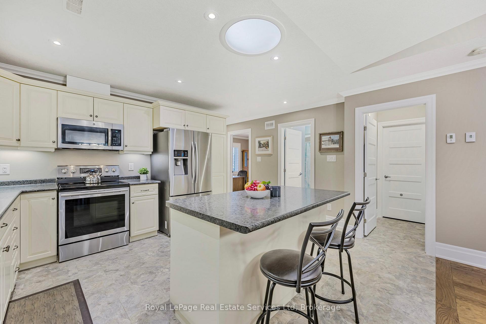 Photo 4 of 39 Clover Crescent, Wasaga Beach — HOMEH
