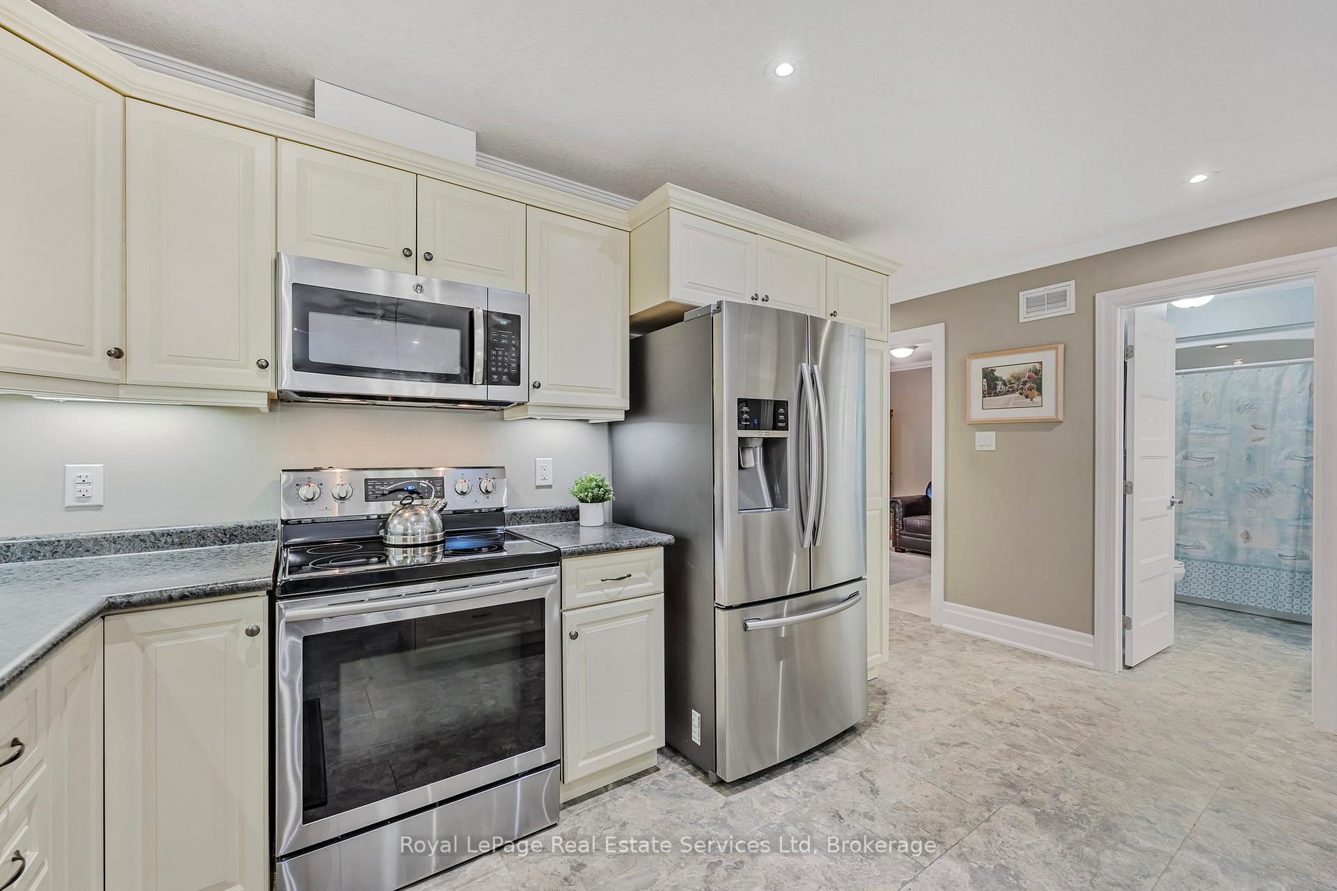Photo 10 of 39 Clover Crescent, Wasaga Beach — HOMEH