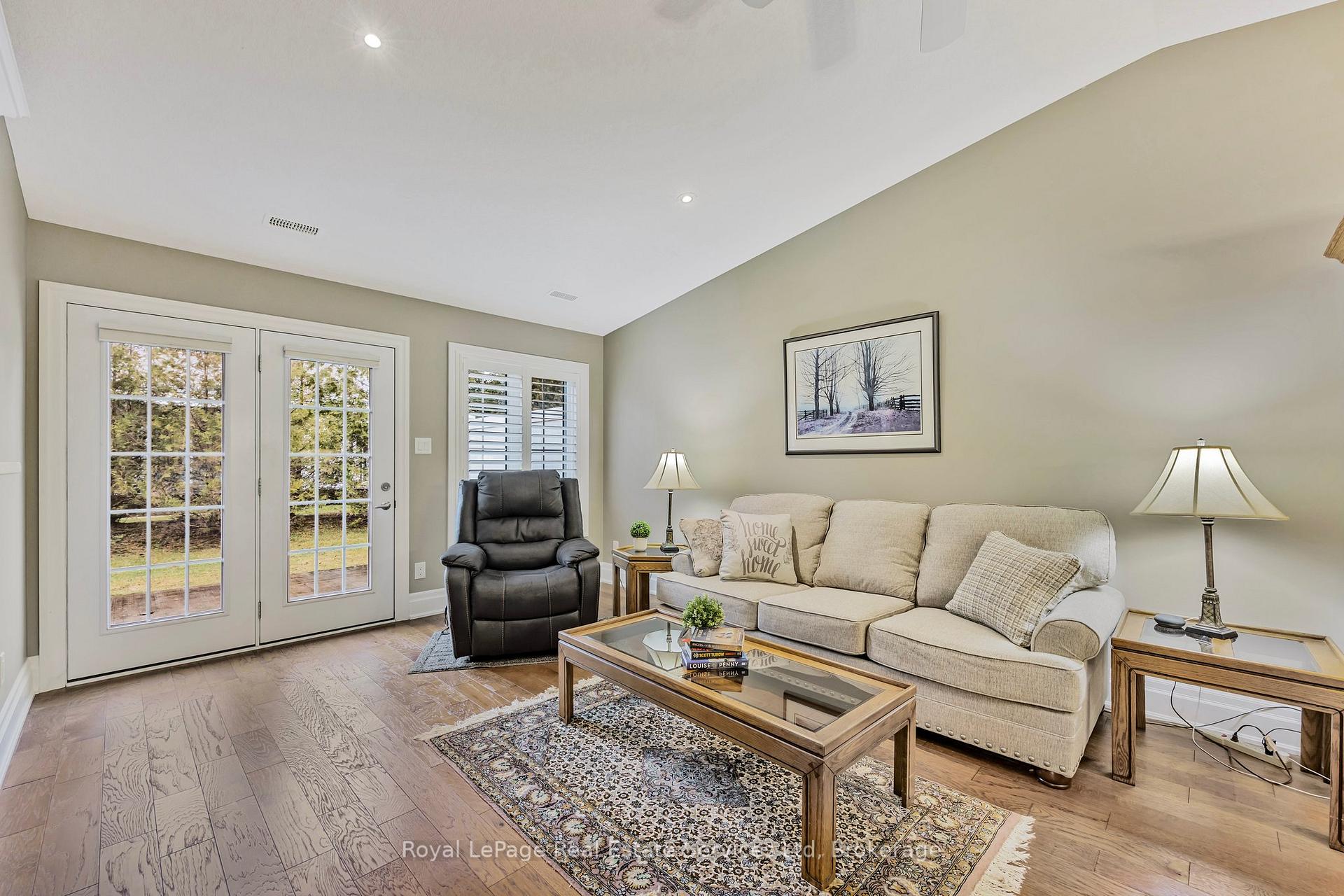 Photo 5 of 39 Clover Crescent, Wasaga Beach — HOMEH