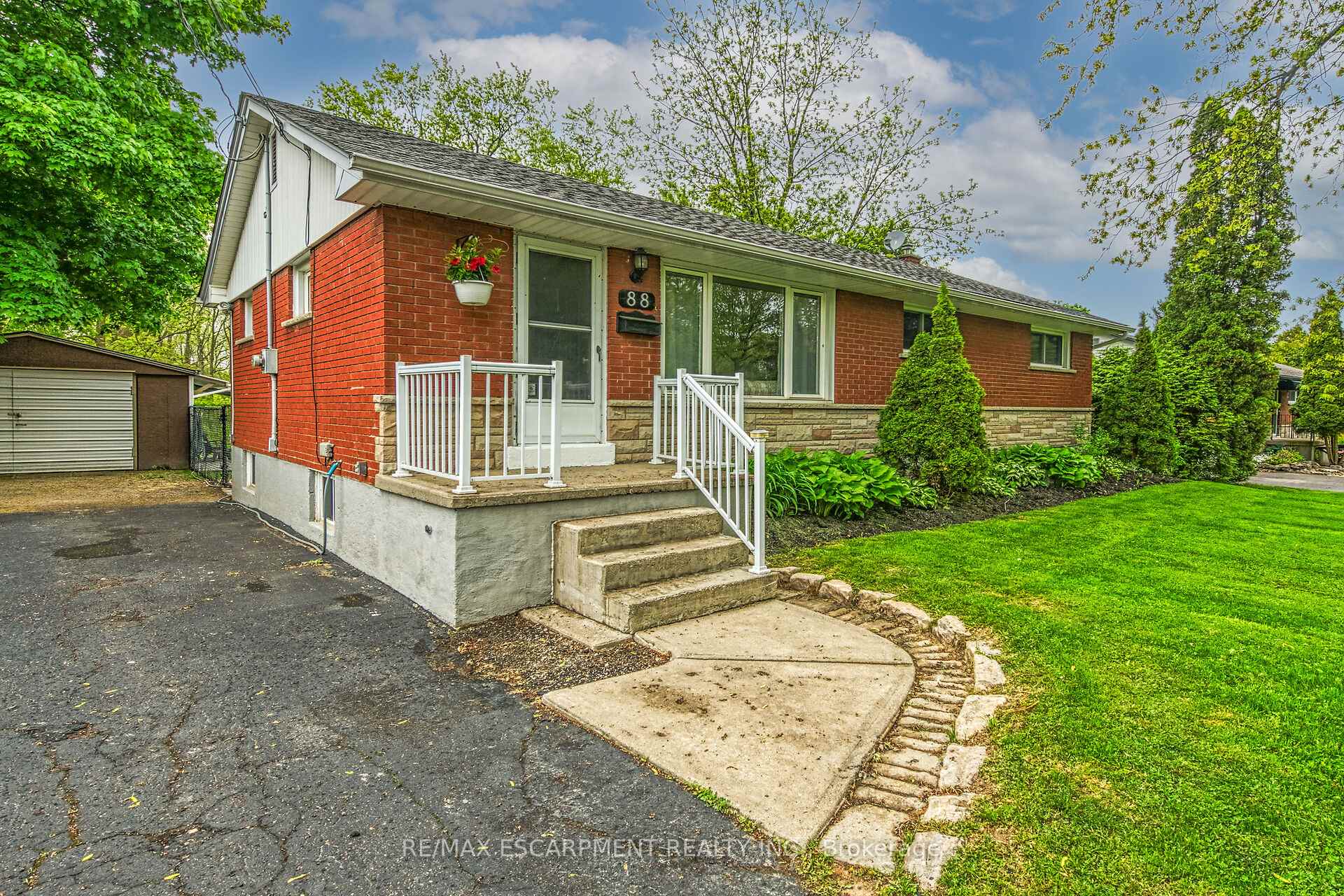 Photo 1 of 88 Aldercrest Avenue, Hamilton, Allison — HOMEH