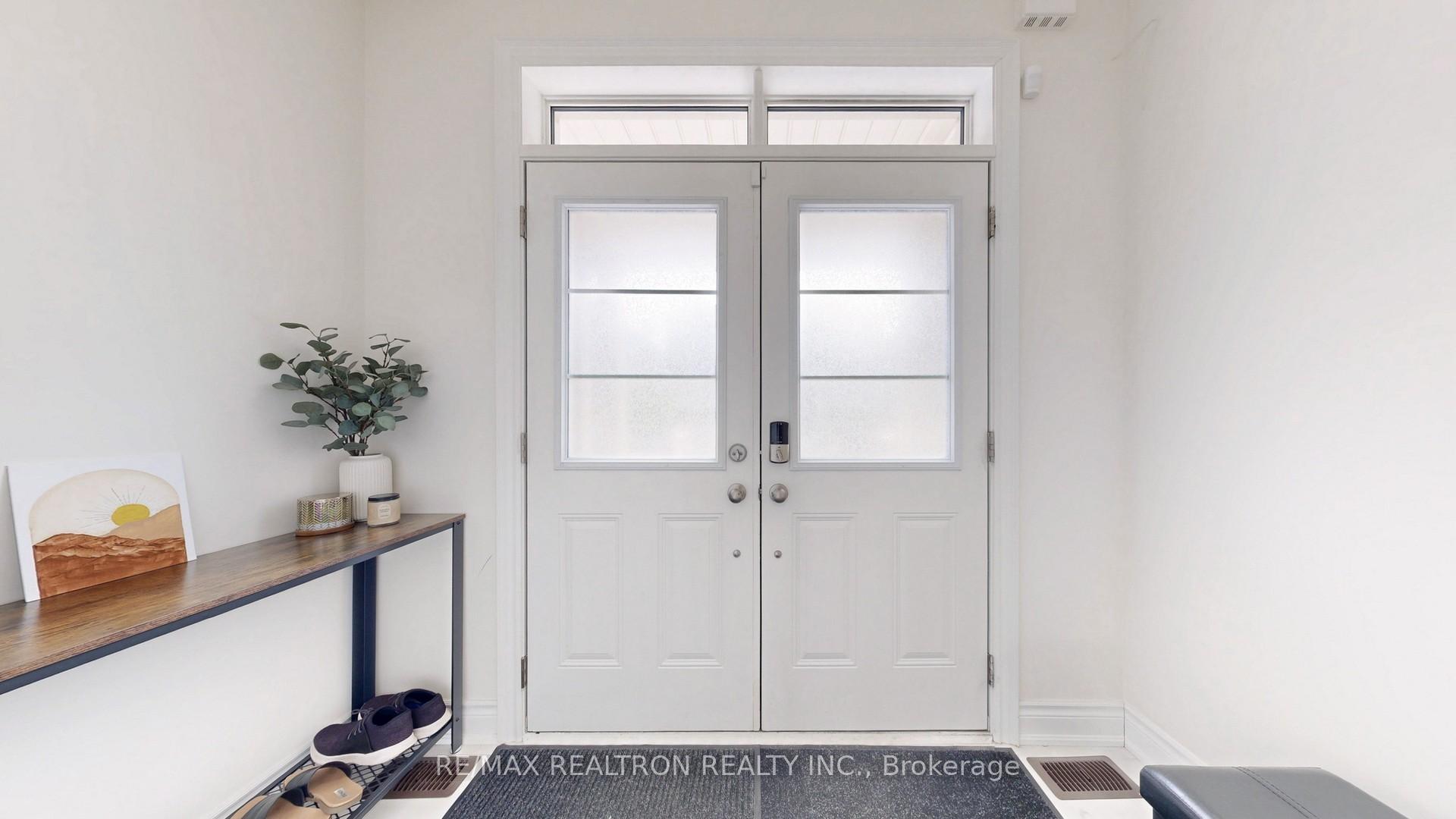 Photo 2 of 6 Reign Lane, Markham, Cedarwood — HOMEH