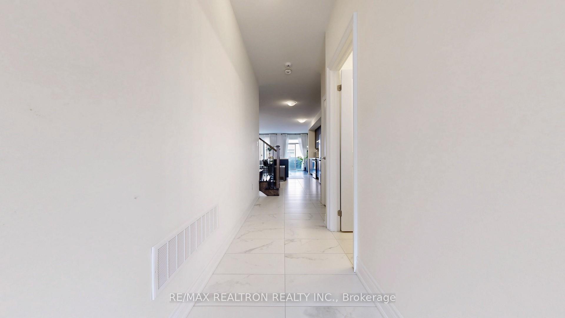Photo 7 of 6 Reign Lane, Markham, Cedarwood — HOMEH