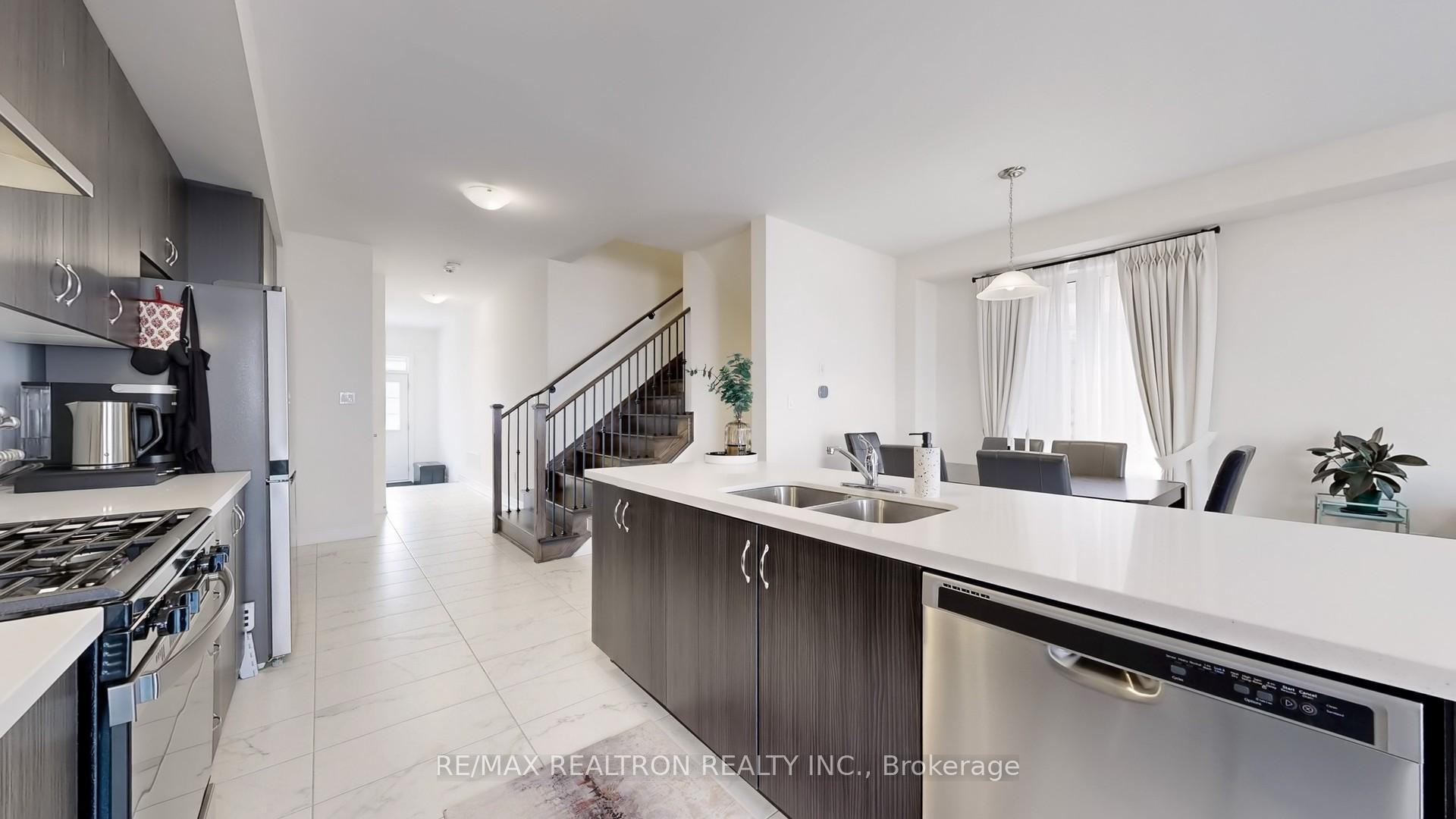 Photo 15 of 6 Reign Lane, Markham, Cedarwood — HOMEH