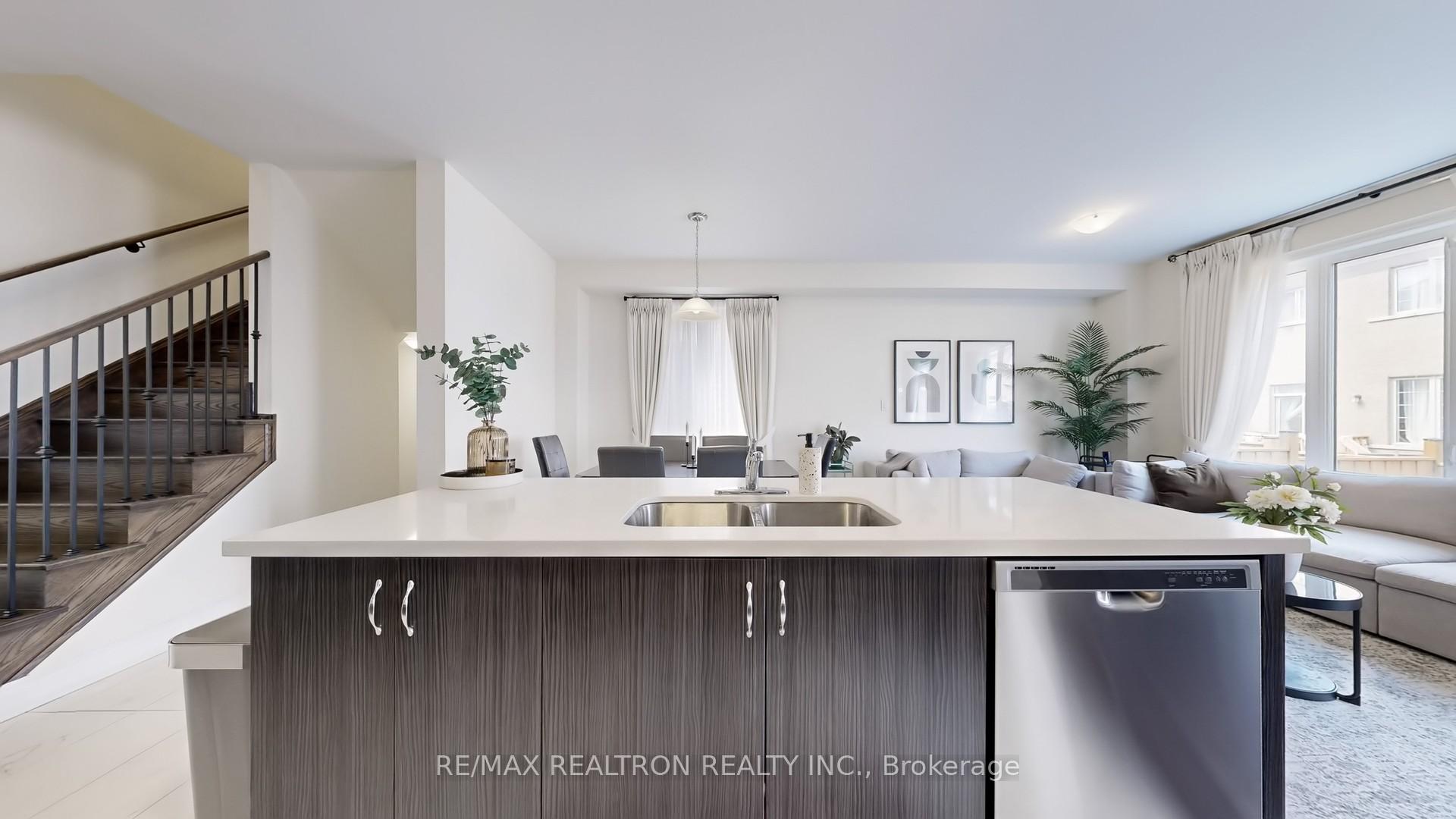 Photo 9 of 6 Reign Lane, Markham, Cedarwood — HOMEH