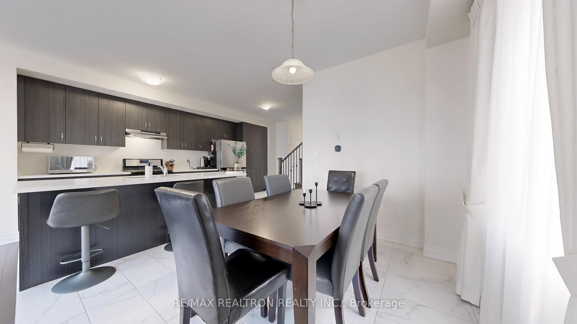 Photo 8 of 6 Reign Lane, Markham, Cedarwood — HOMEH