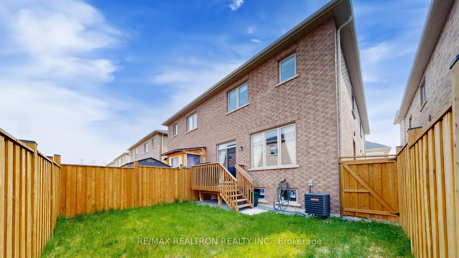 Photo 41 of 6 Reign Lane, Markham, Cedarwood — HOMEH