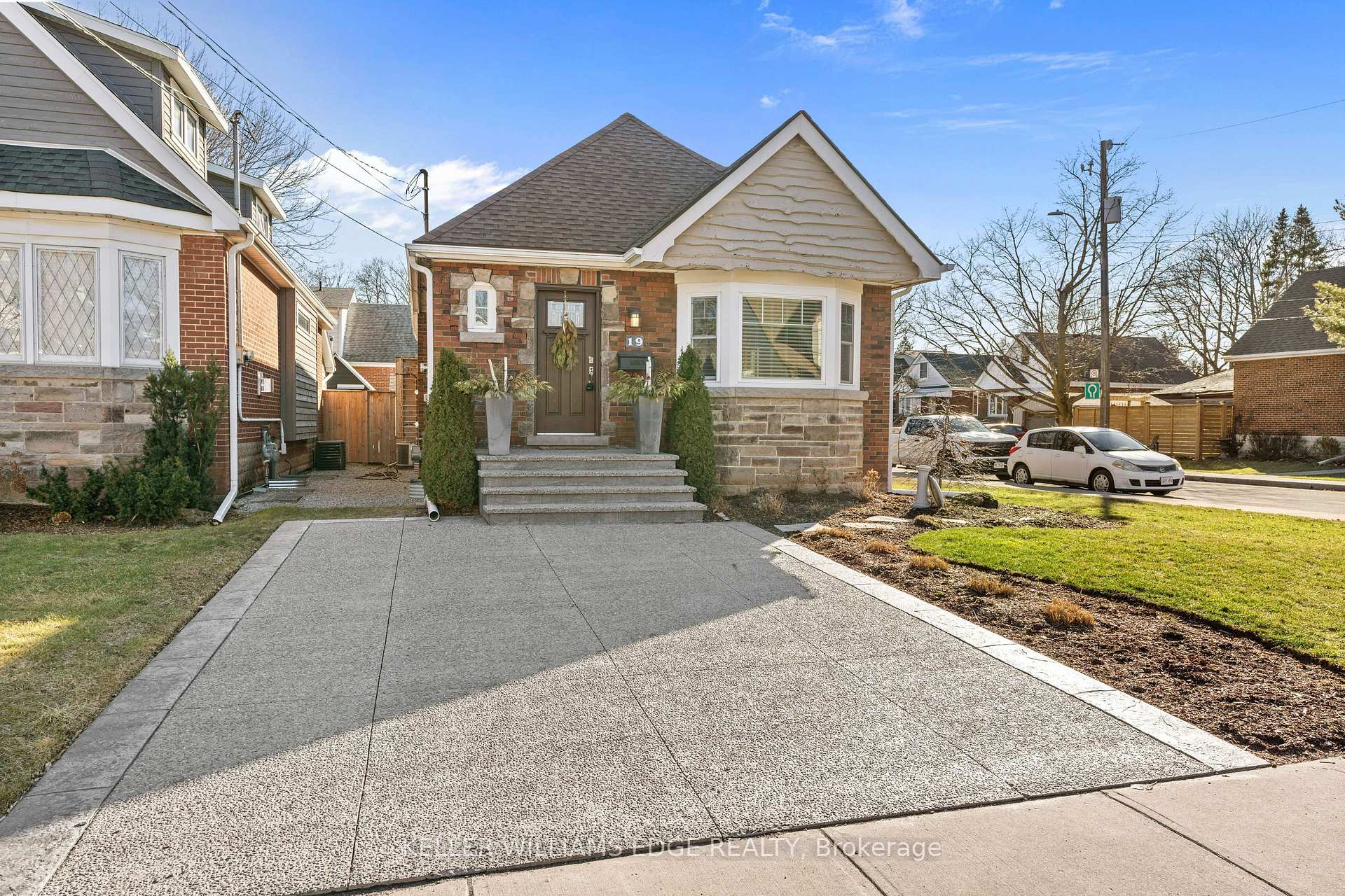 Photo 1 of 19 Edgevale Road, Hamilton, Westdale — HOMEH