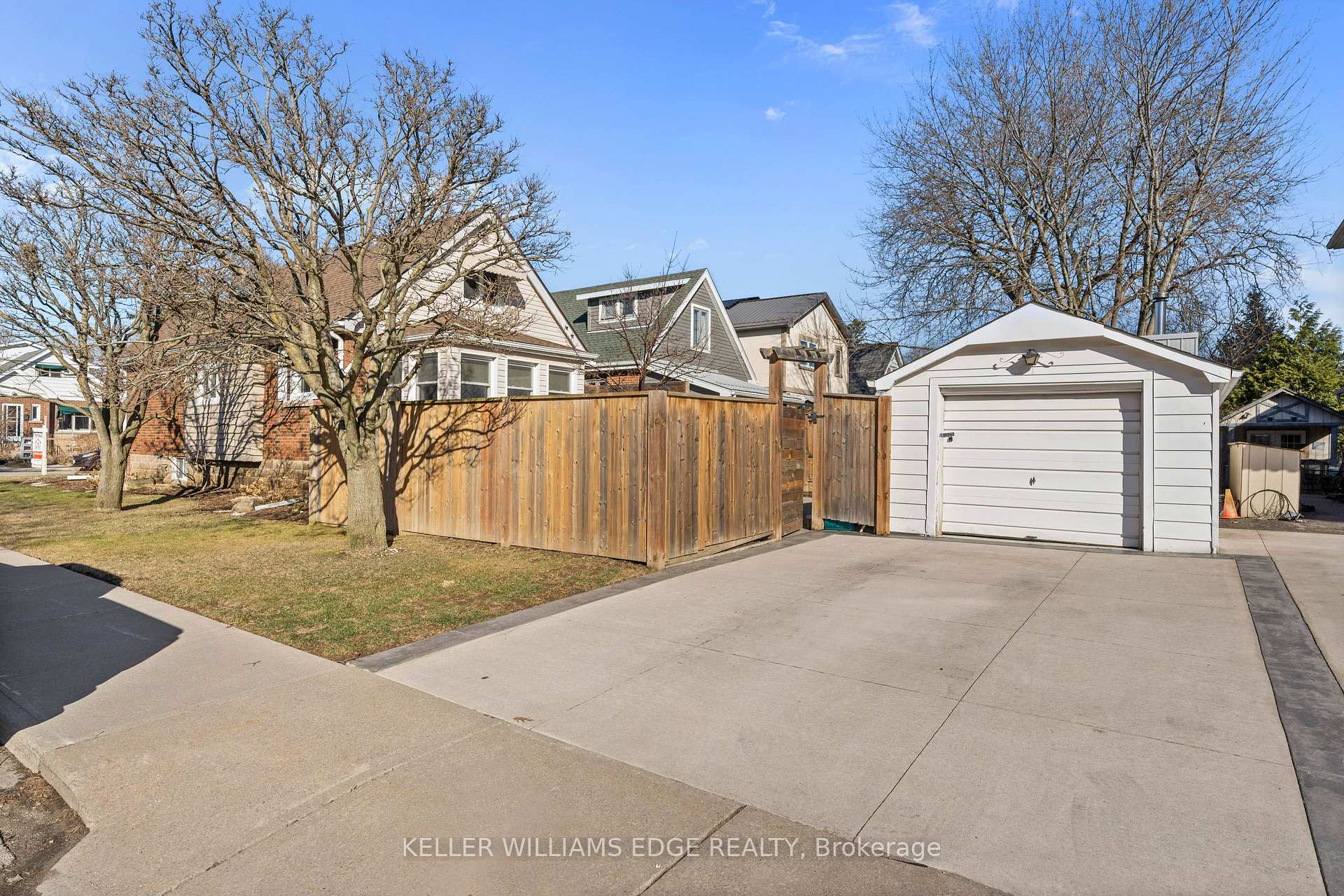 Photo 5 of 19 Edgevale Road, Hamilton, Westdale — HOMEH