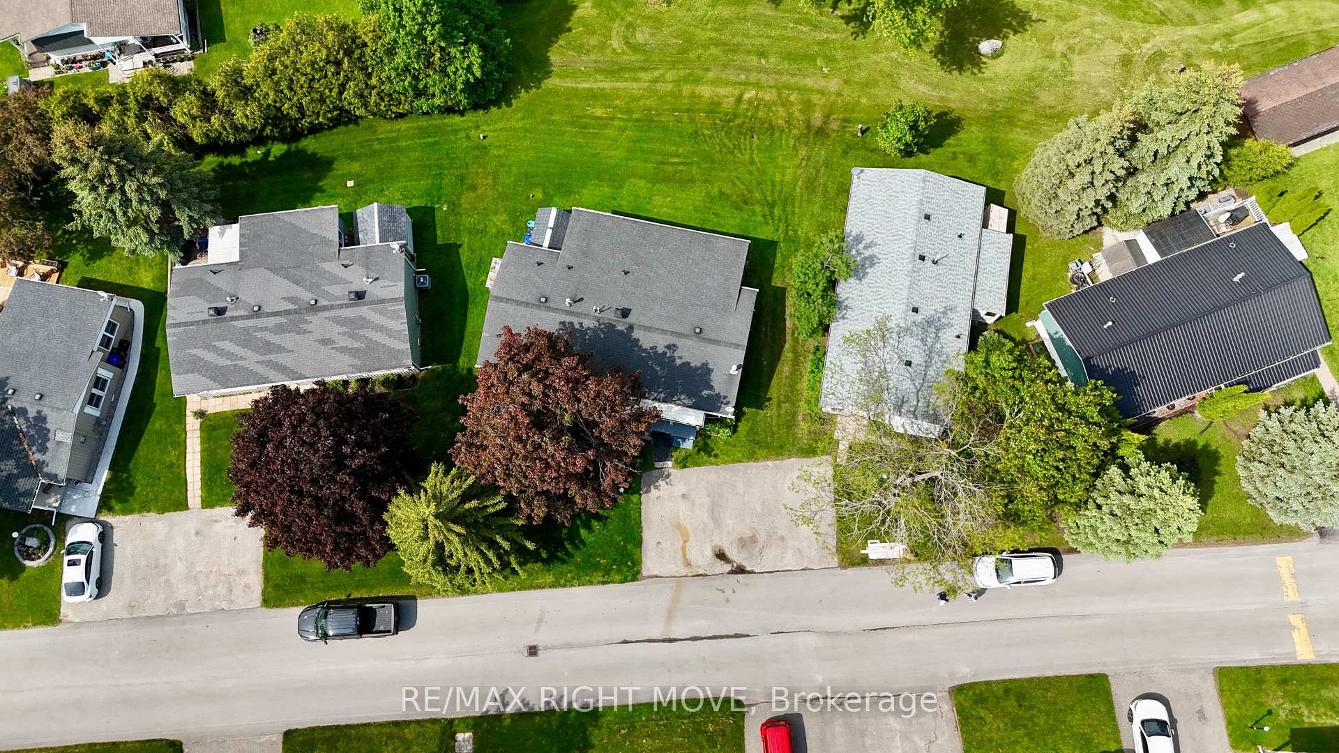 Photo 2 of 70 linden Lane, Innisfil, Rural Innisfil — HOMEH