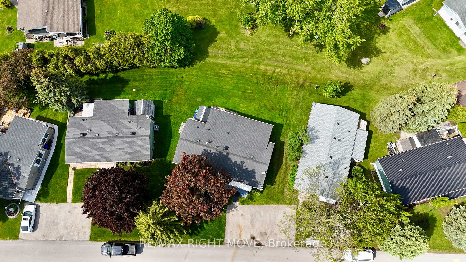 Photo 3 of 70 linden Lane, Innisfil, Rural Innisfil — HOMEH