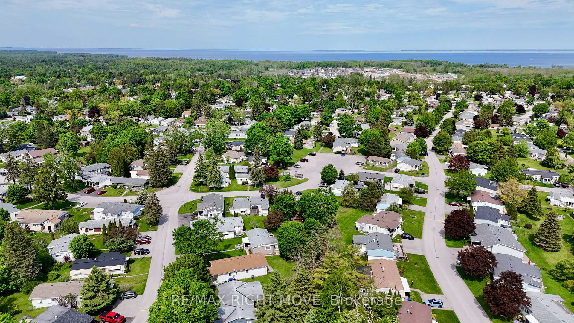 Photo 9 of 70 linden Lane, Innisfil, Rural Innisfil — HOMEH