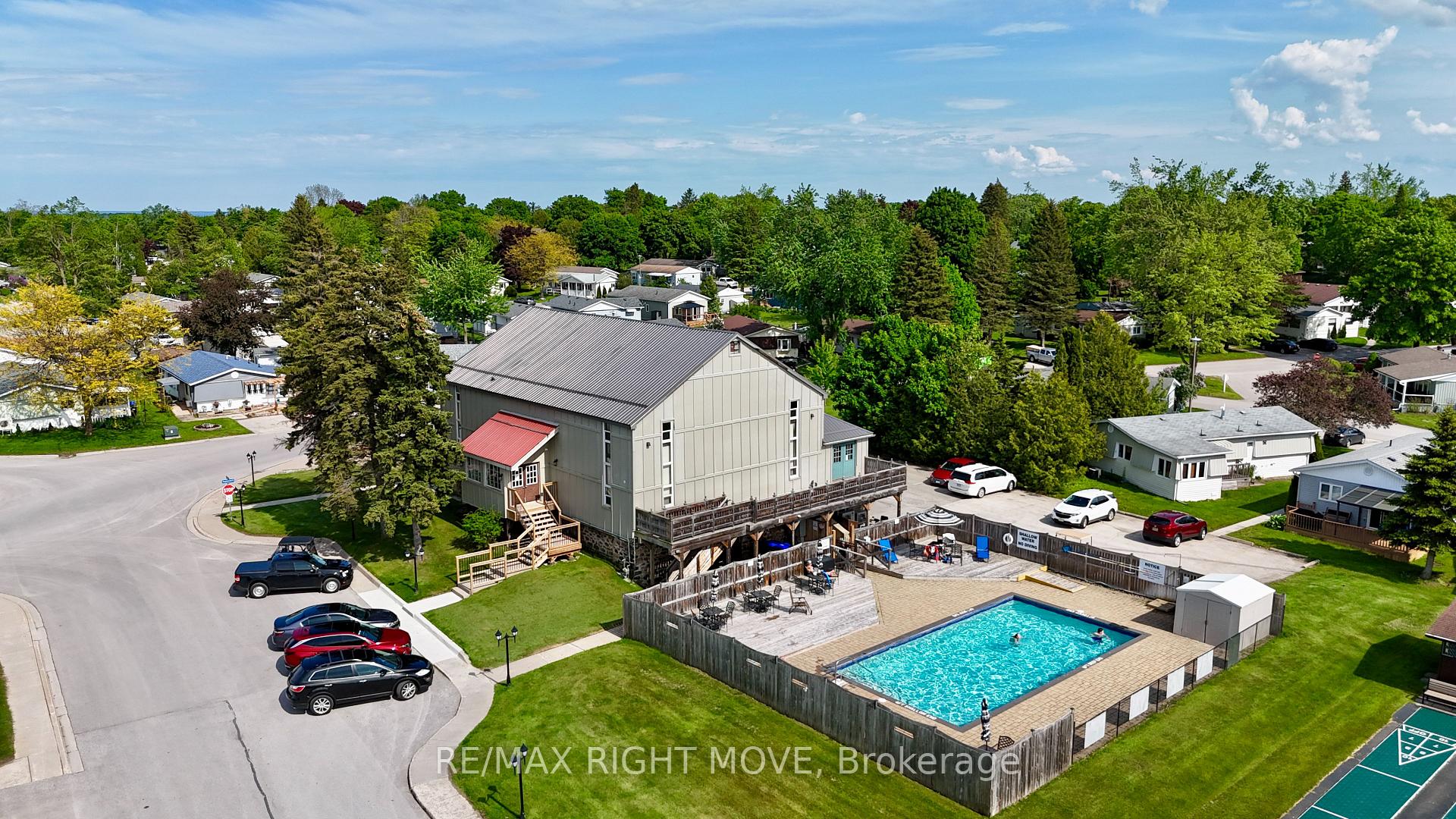 Photo 4 of 70 linden Lane, Innisfil, Rural Innisfil — HOMEH